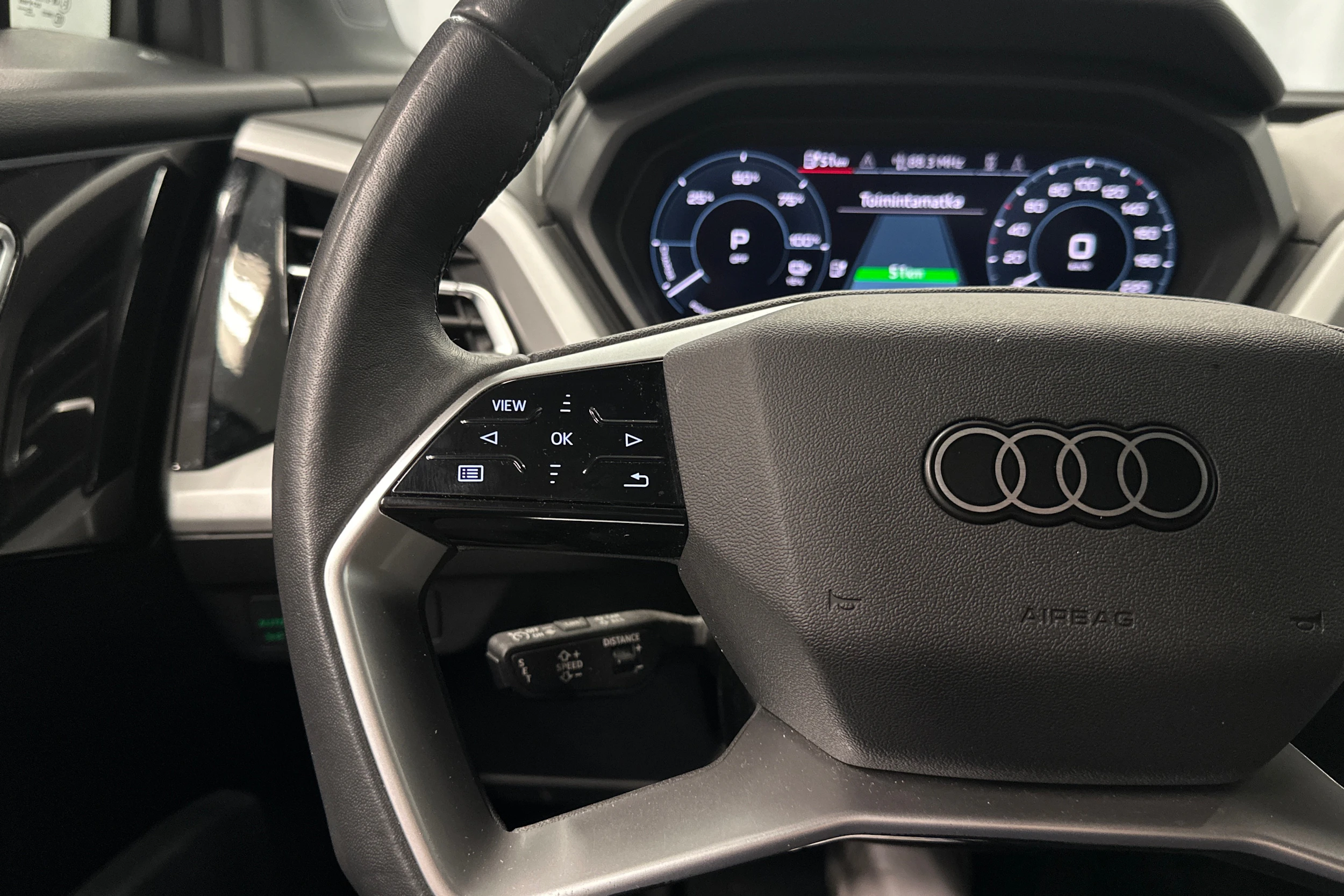 harmaa Audi Q4 e-tron 2023 kuva 15.