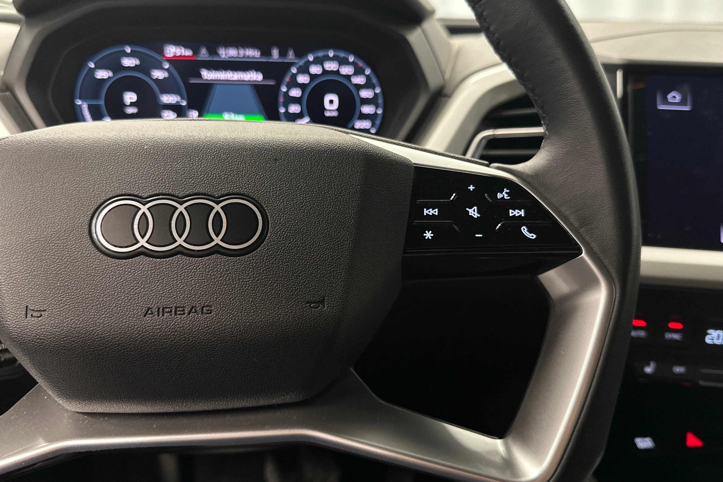 harmaa Audi Q4 e-tron 2023 kuva 16.