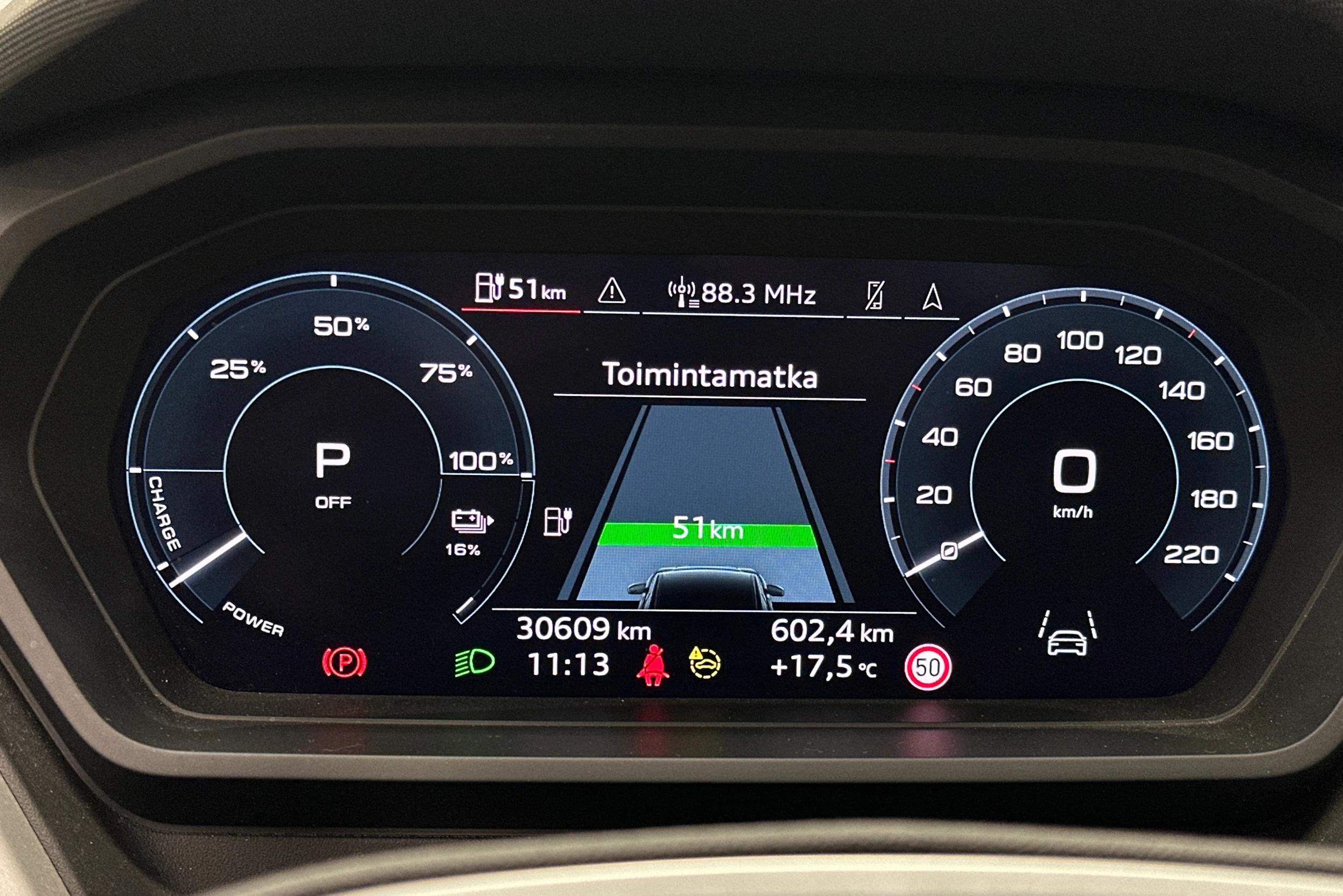 harmaa Audi Q4 e-tron 2023 kuva 17.