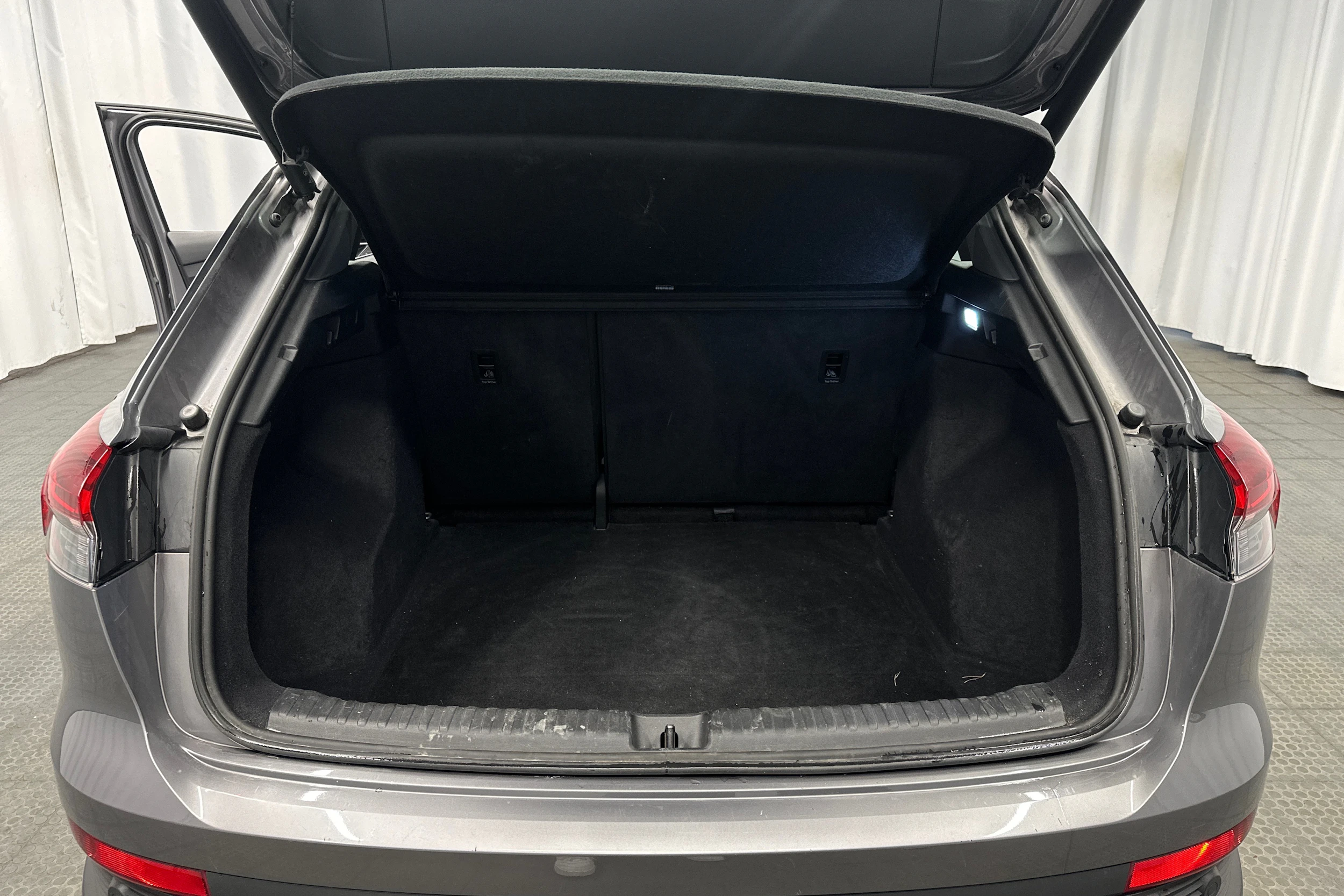 harmaa Audi Q4 e-tron 2023 kuva 41.