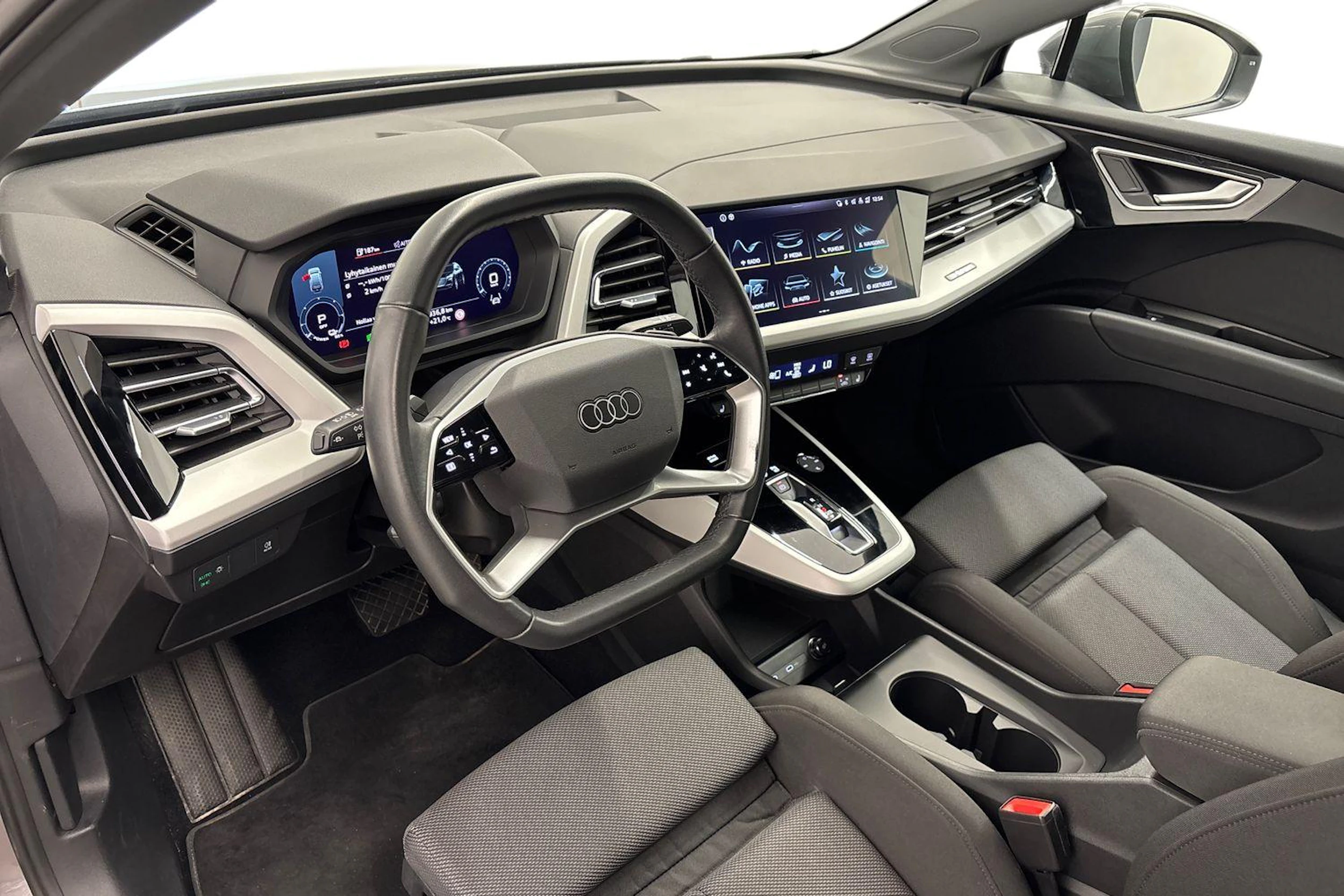 harmaa Audi Q4 e-tron 2023 kuva 6.