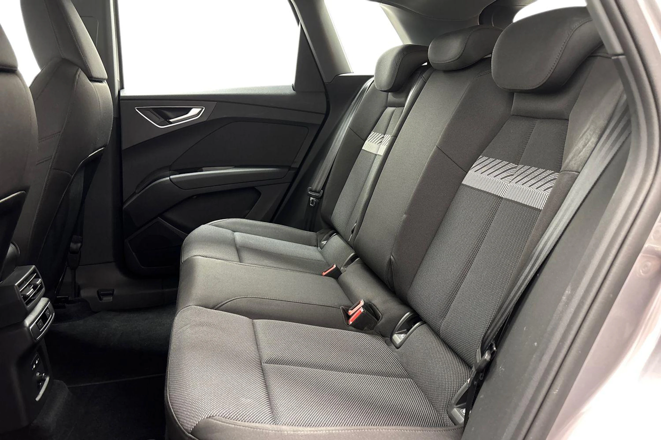 harmaa Audi Q4 e-tron 2023 kuva 8.