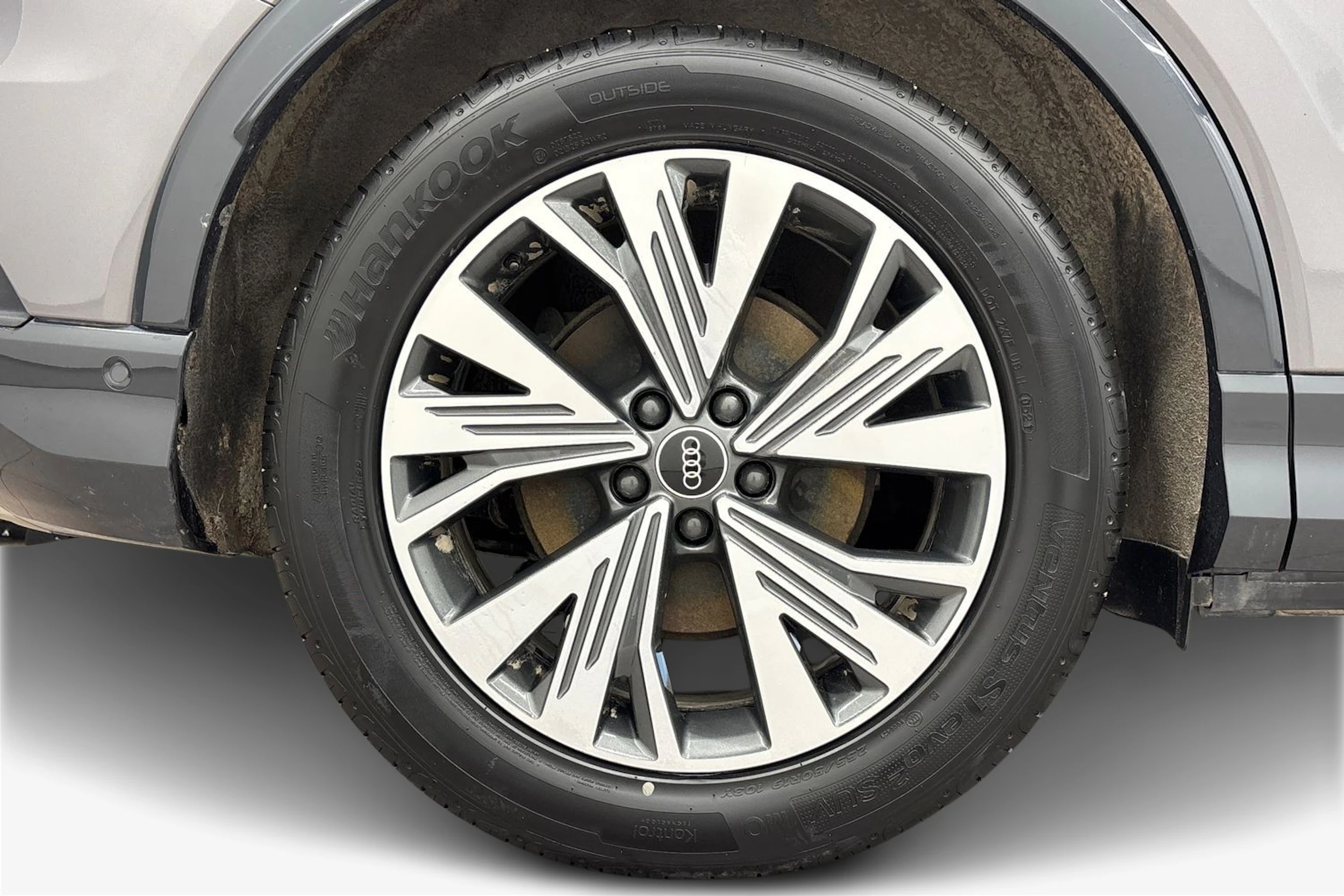 harmaa Audi Q4 e-tron 2023 kuva 9.