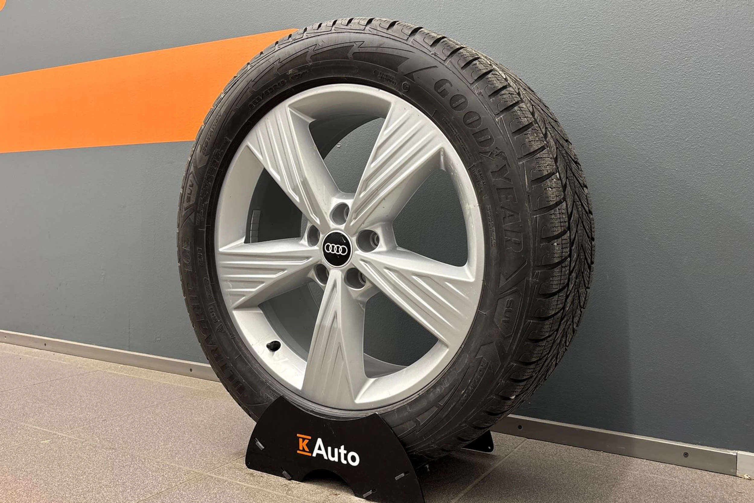 harmaa Audi Q4 e-tron 2023 kuva 10.