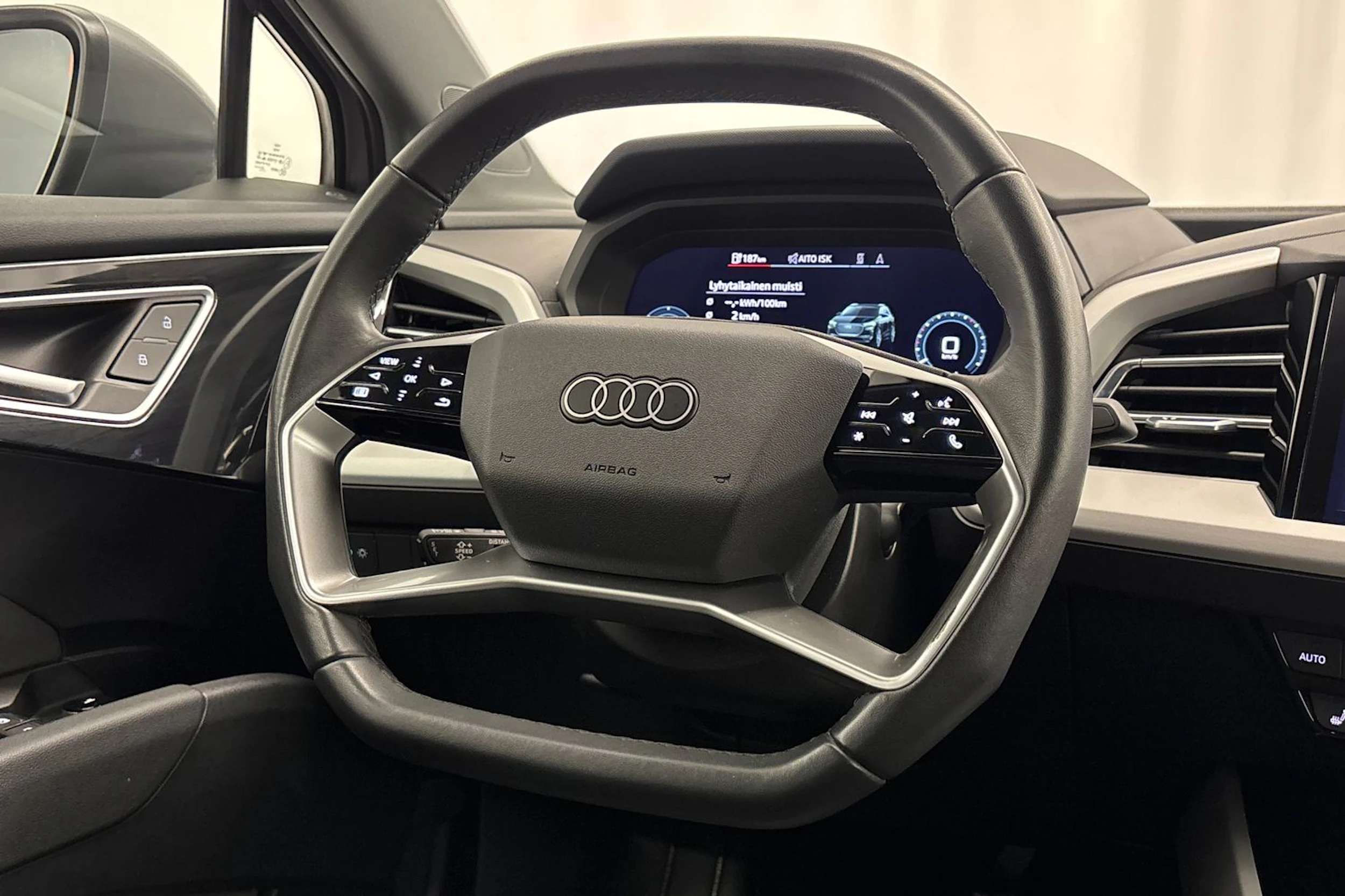 harmaa Audi Q4 e-tron 2023 kuva 12.