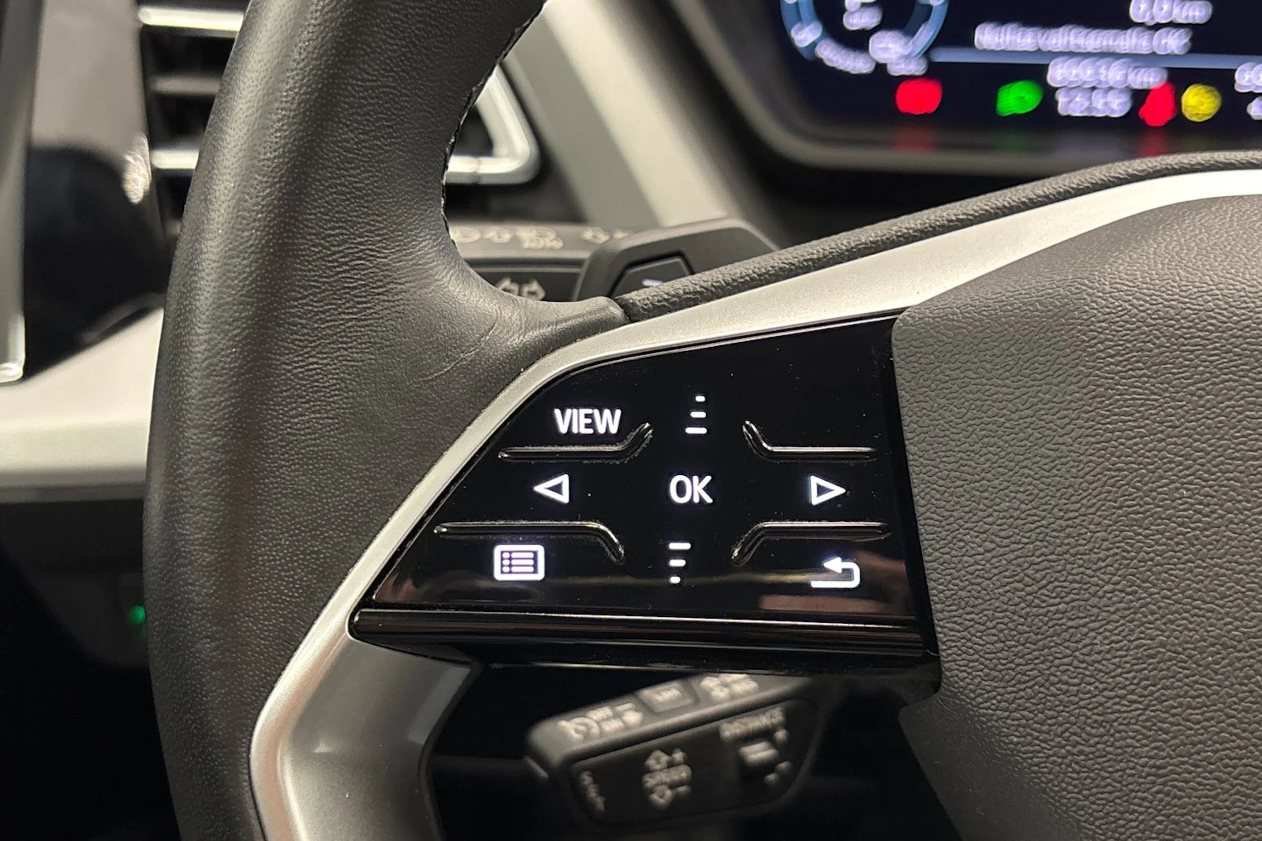 harmaa Audi Q4 e-tron 2023 kuva 13.