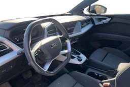 sininen Audi Q4 e-tron 2023 kuva 3.