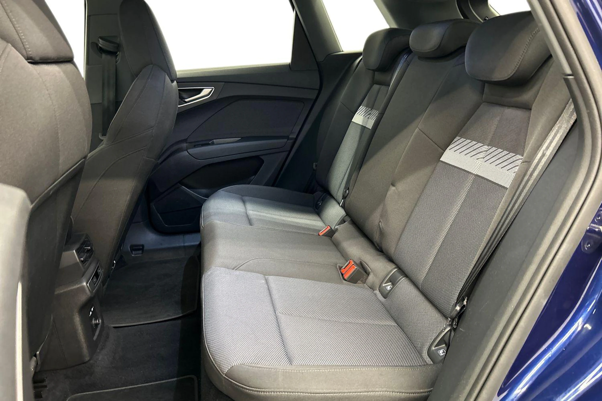 sininen Audi Q4 e-tron 2023 kuva 8.