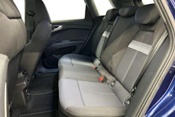 sininen Audi Q4 e-tron 2023 kuva 8.