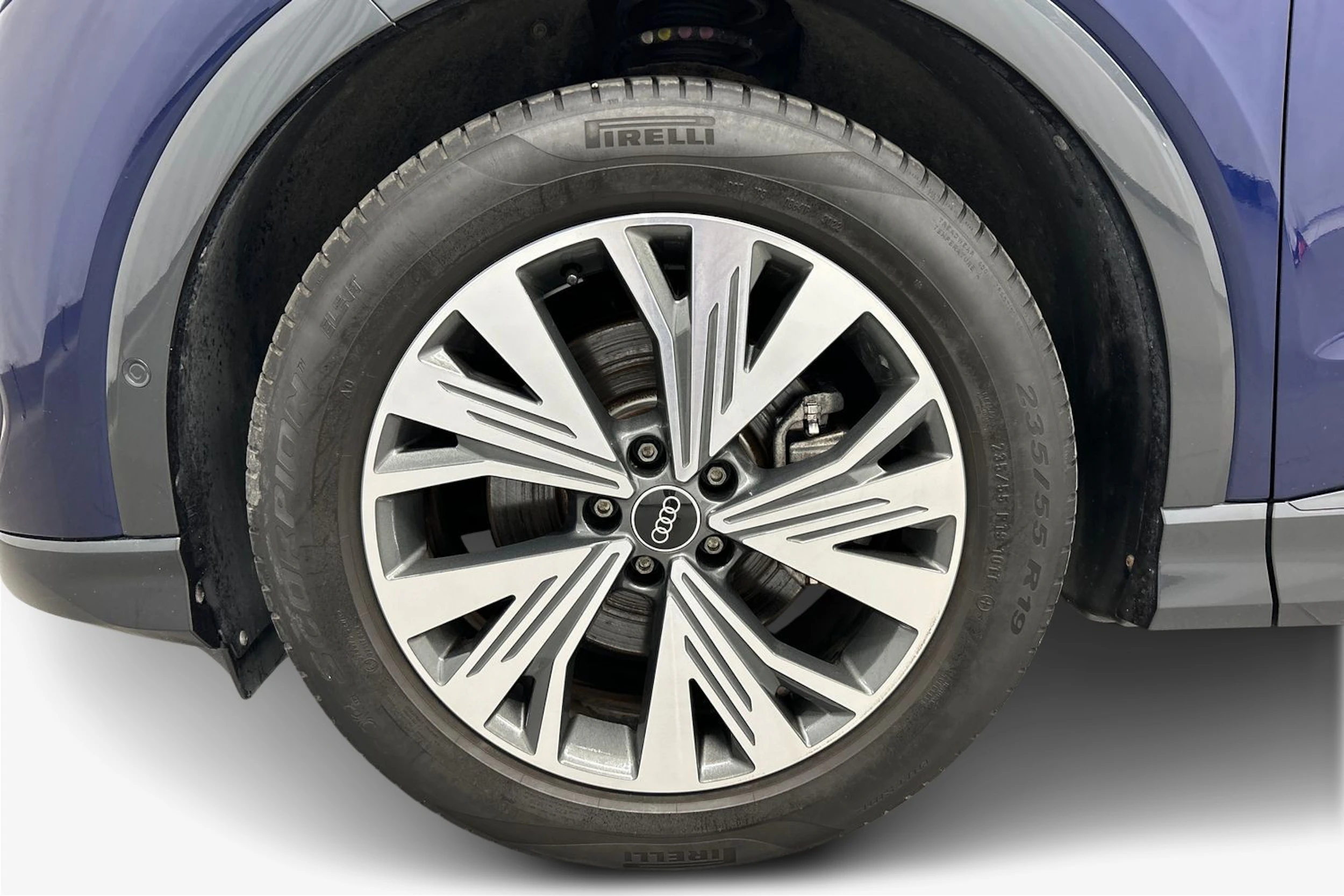sininen Audi Q4 e-tron 2023 kuva 9.