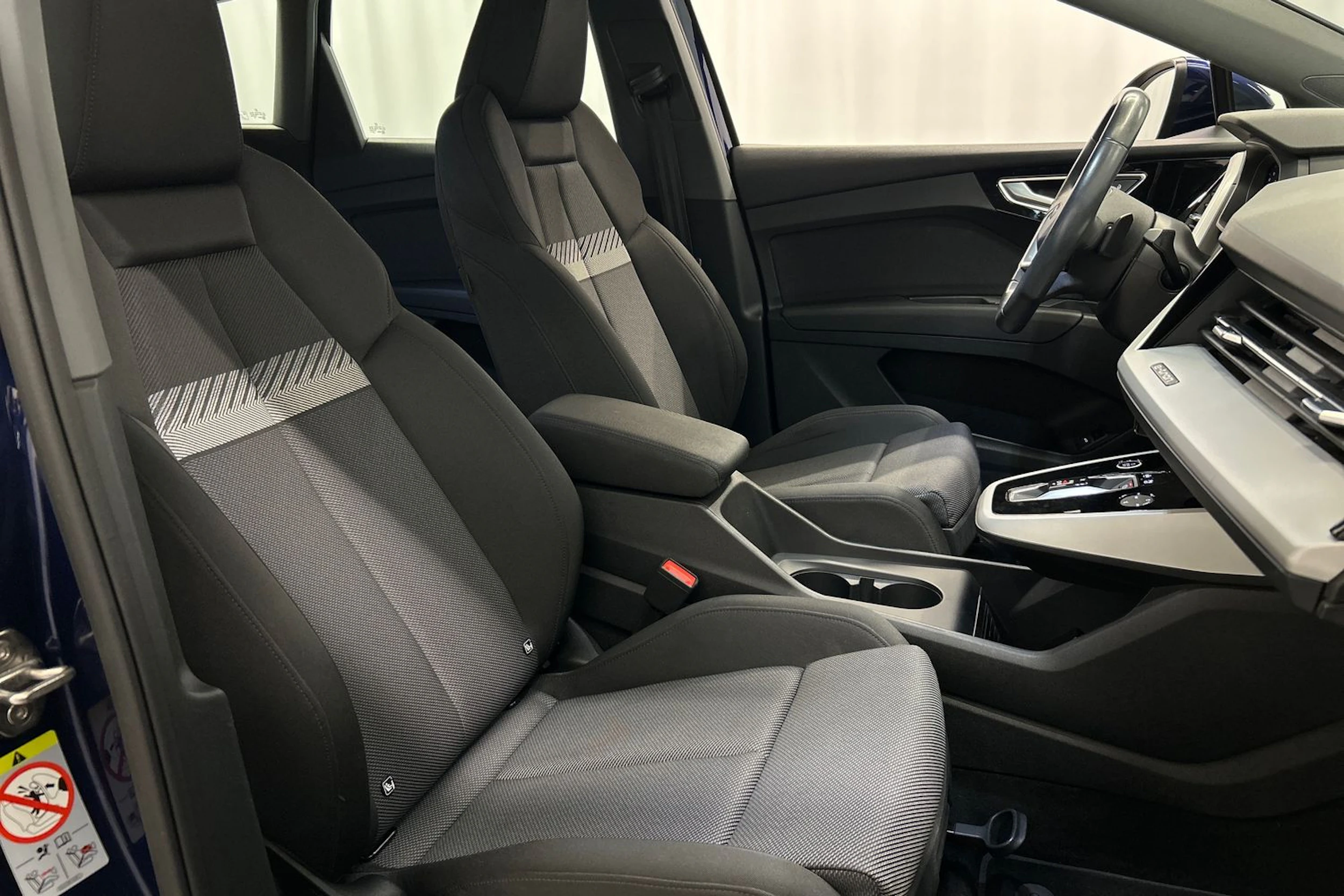 sininen Audi Q4 e-tron 2023 kuva 11.