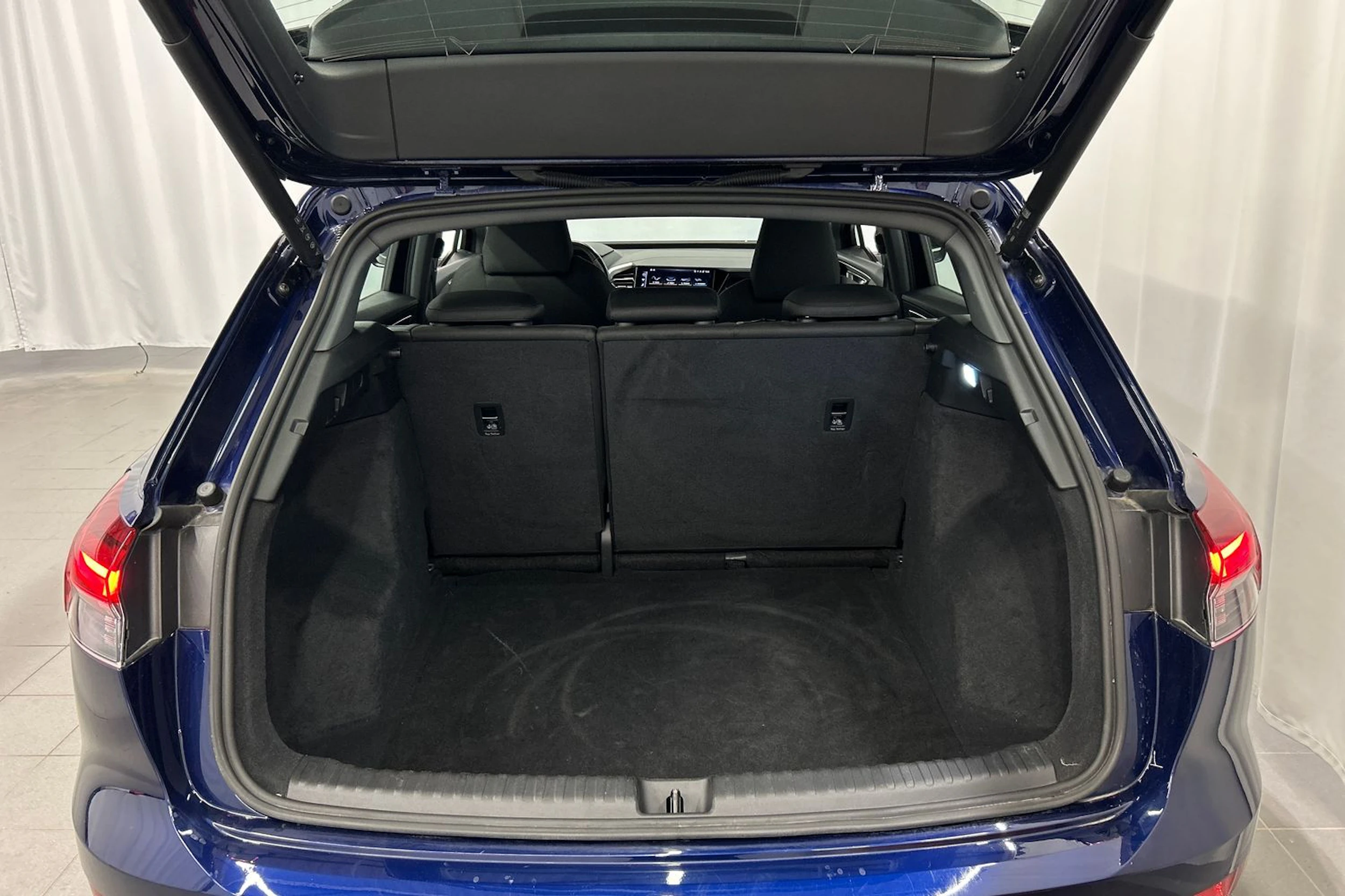 sininen Audi Q4 e-tron 2023 kuva 12.