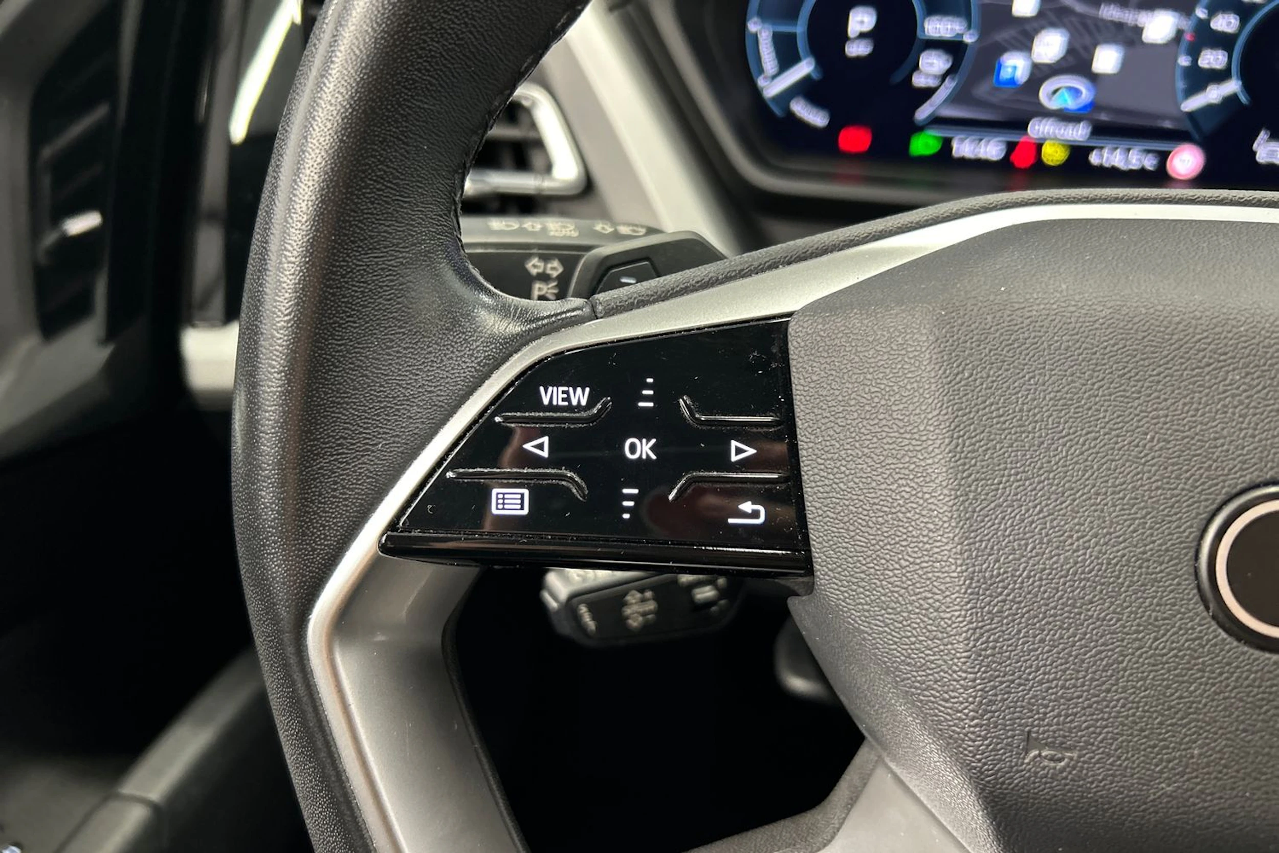 sininen Audi Q4 e-tron 2023 kuva 16.