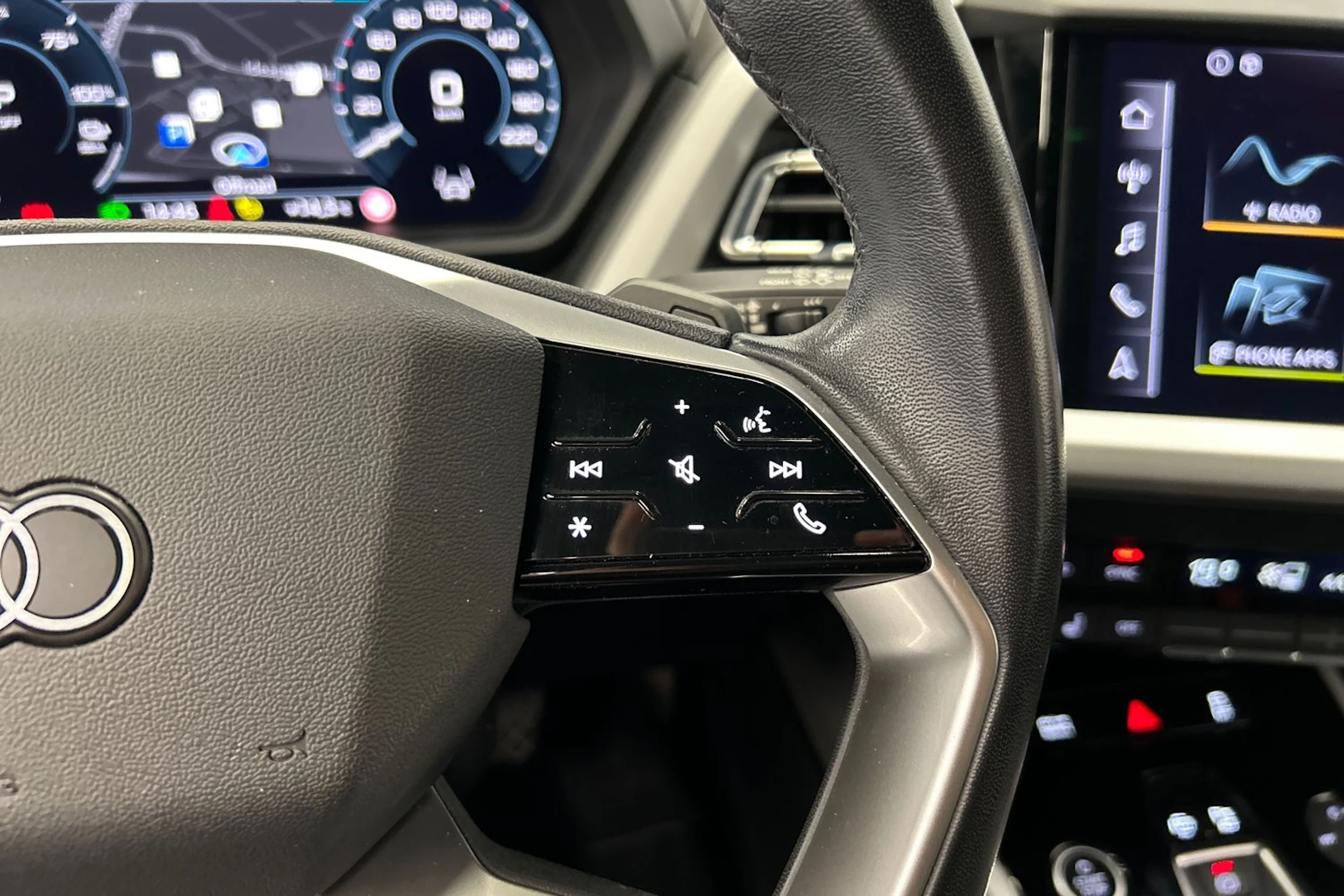 sininen Audi Q4 e-tron 2023 kuva 17.
