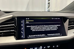 sininen Audi Q4 e-tron 2023 kuva 18.