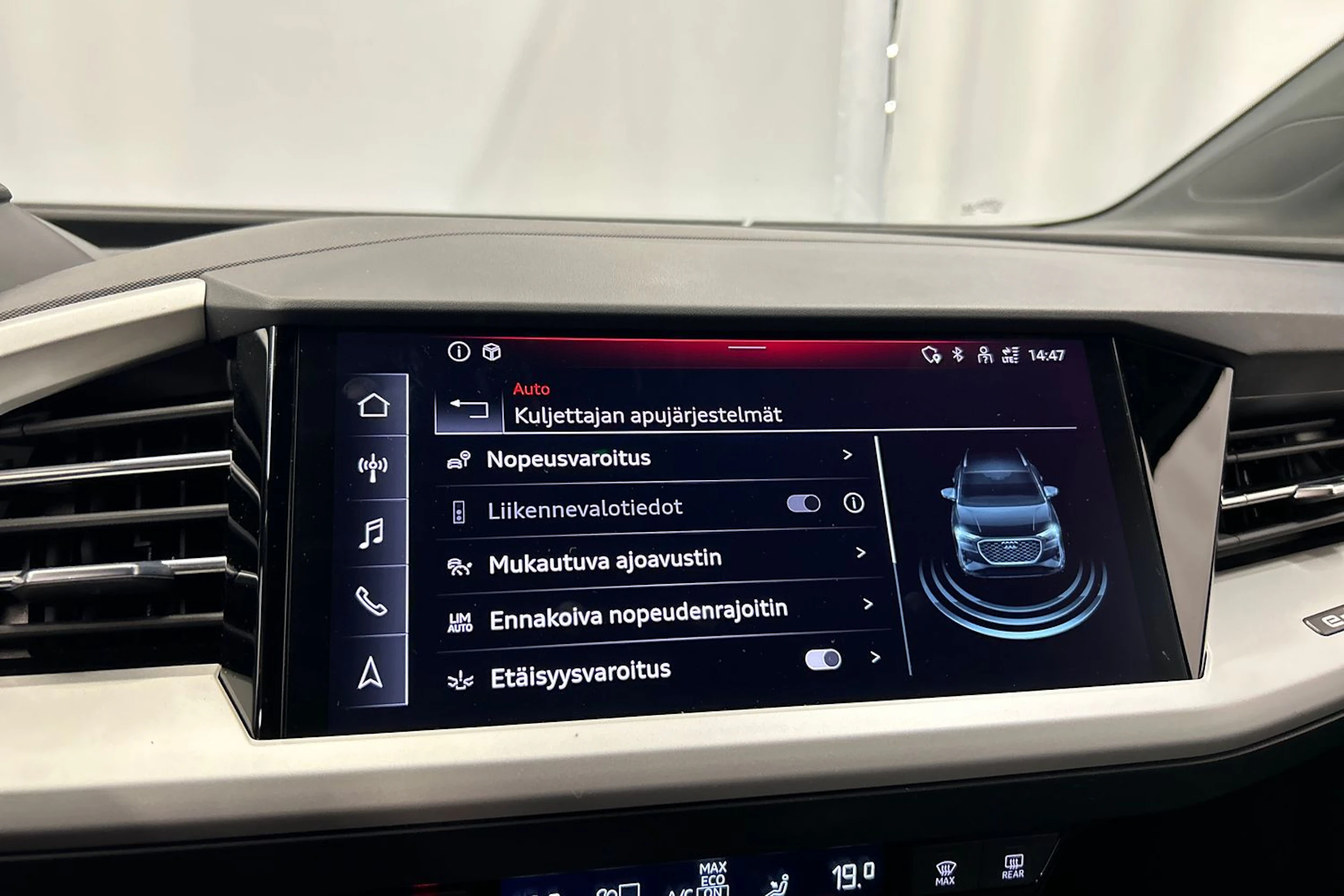 sininen Audi Q4 e-tron 2023 kuva 19.