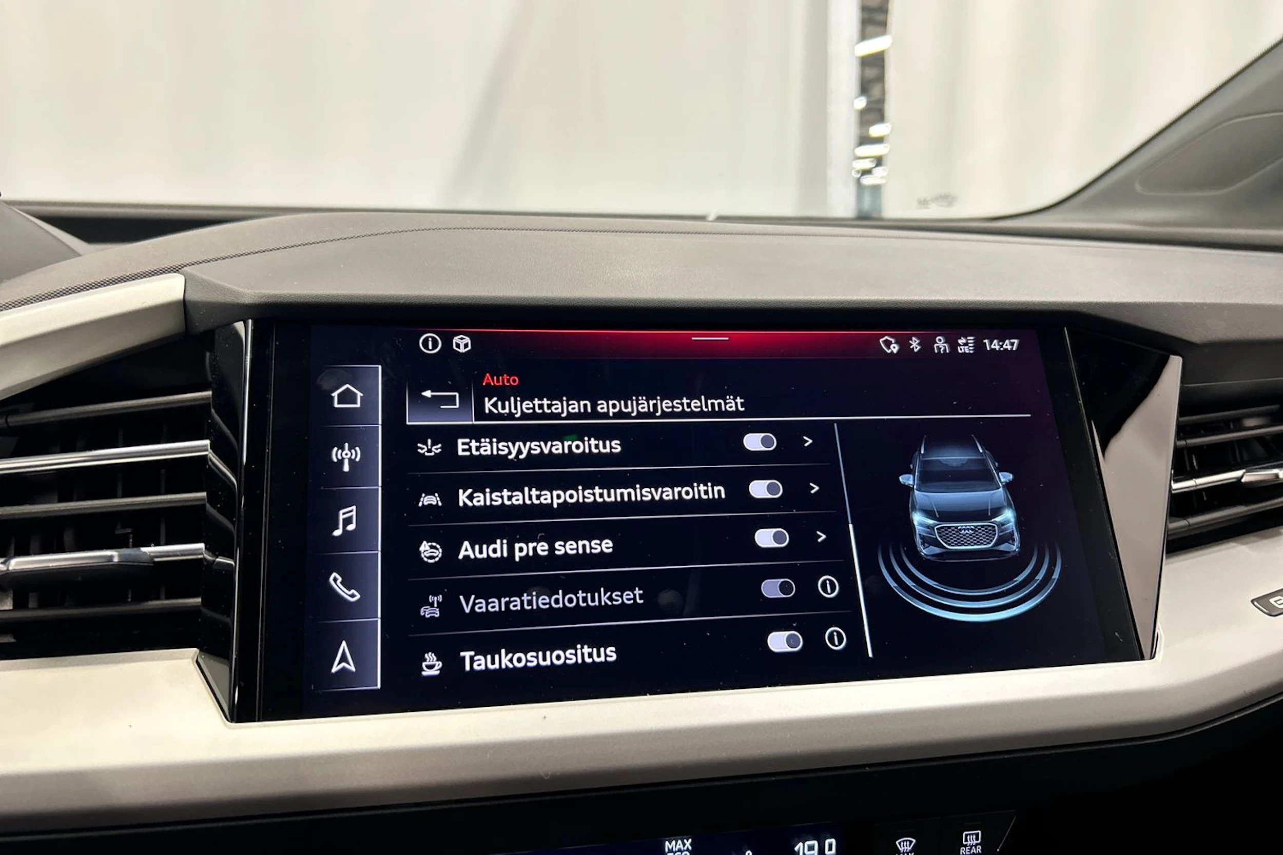sininen Audi Q4 e-tron 2023 kuva 20.