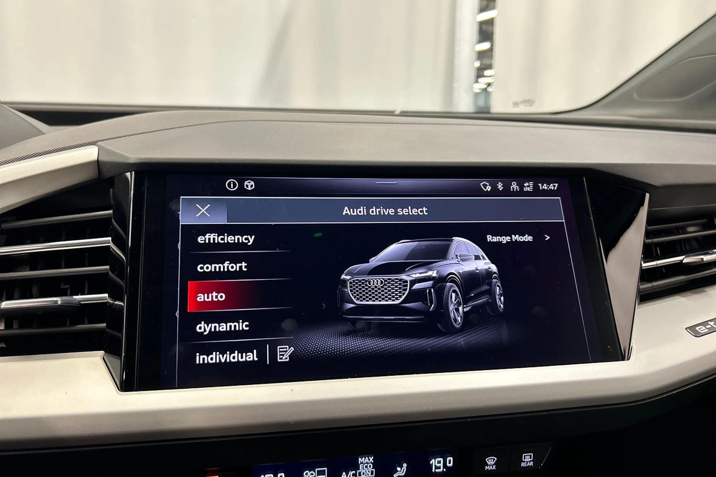 sininen Audi Q4 e-tron 2023 kuva 23.