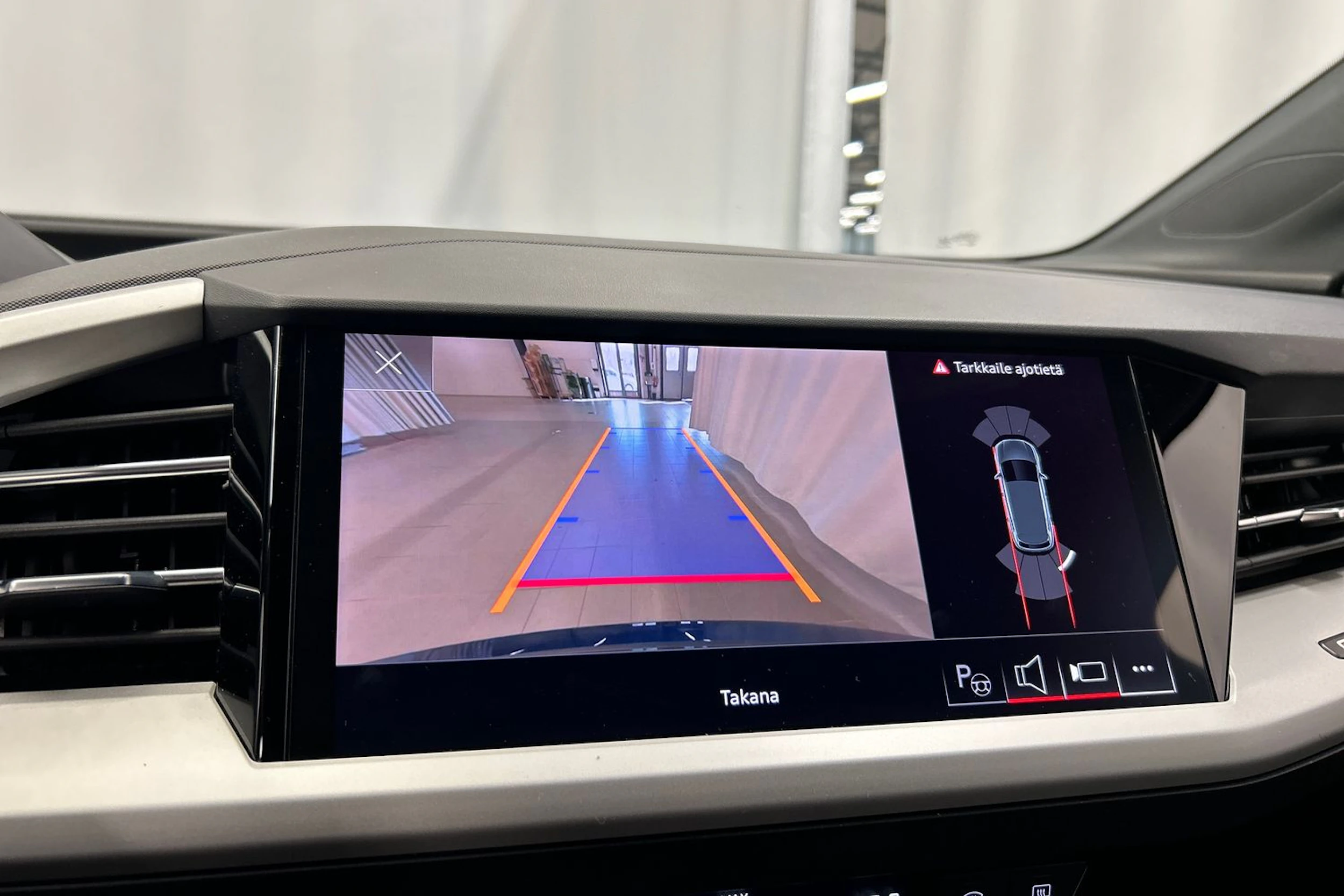 sininen Audi Q4 e-tron 2023 kuva 24.