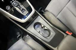 sininen Audi Q4 e-tron 2023 kuva 26.
