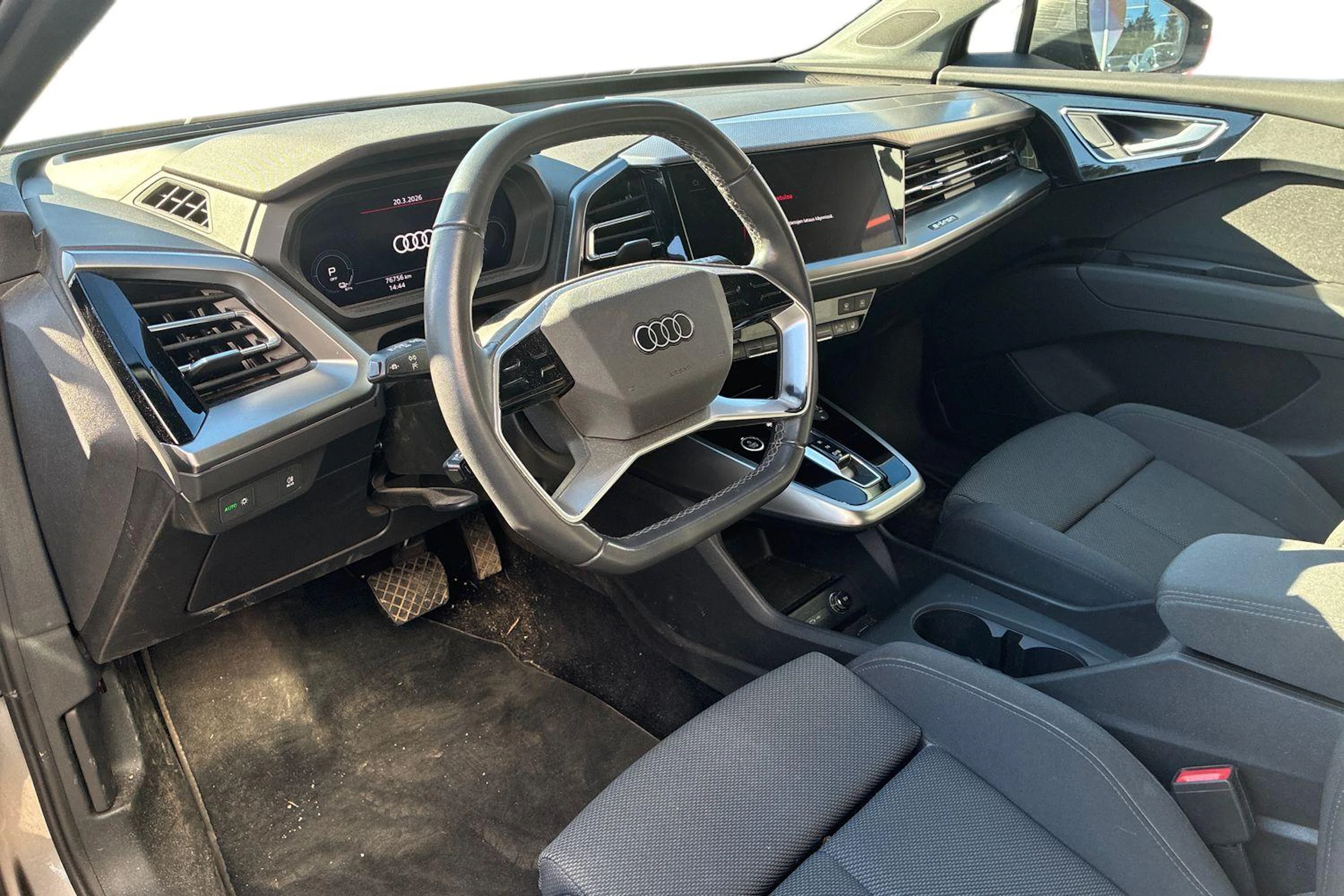 harmaa Audi Q4 e-tron 2023 kuva 3.