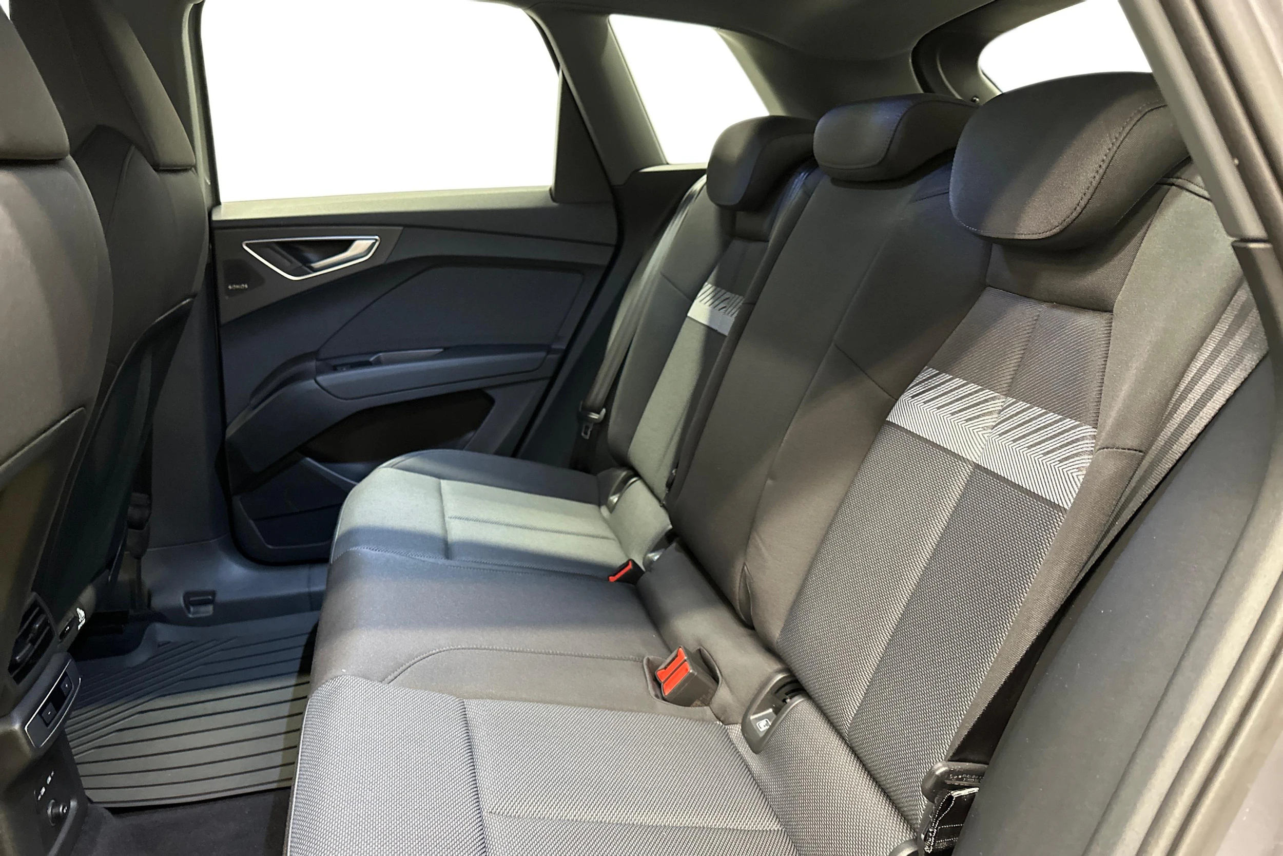 harmaa Audi Q4 e-tron 2023 kuva 11.