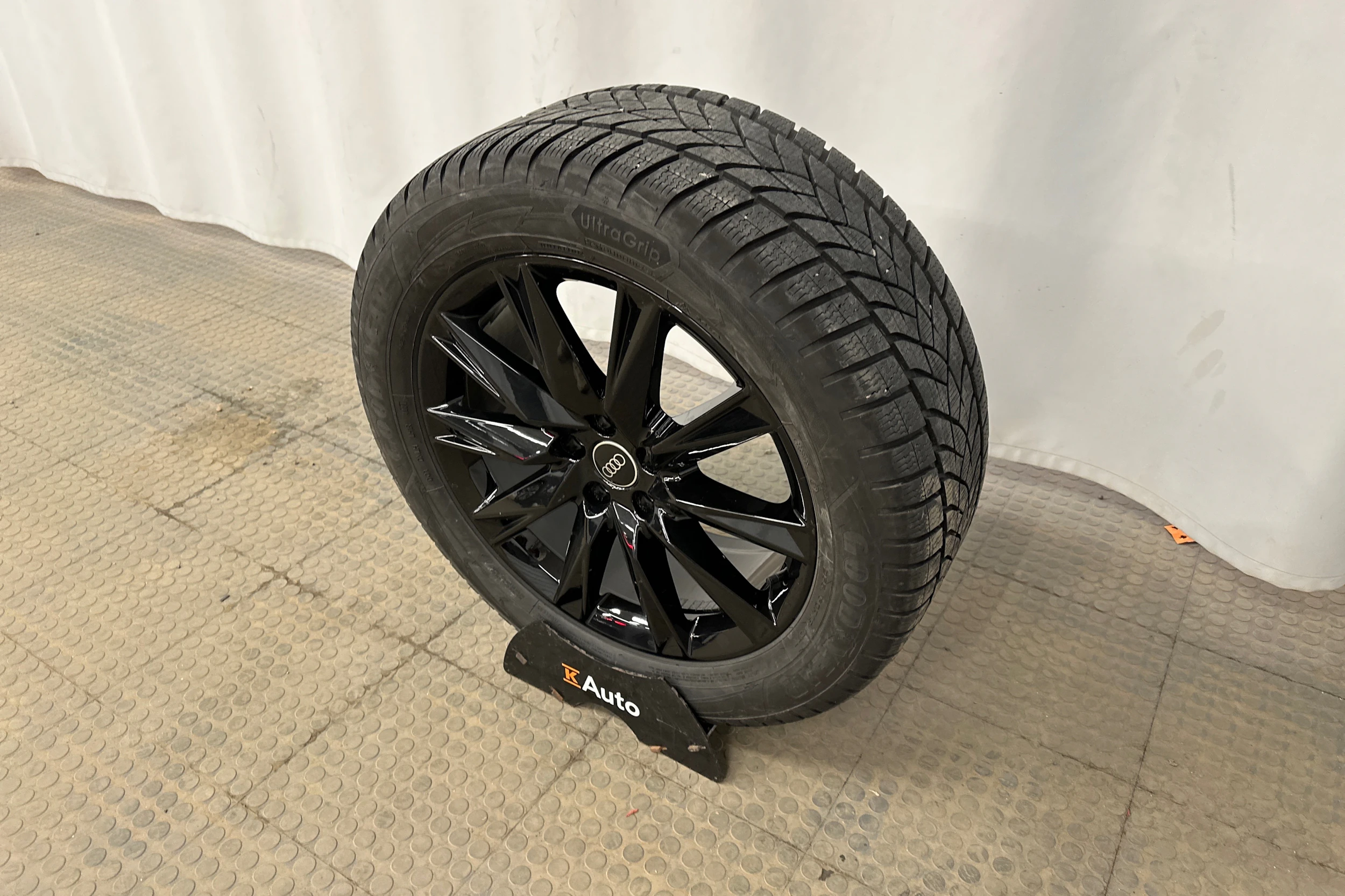 harmaa Audi Q4 e-tron 2023 kuva 13.