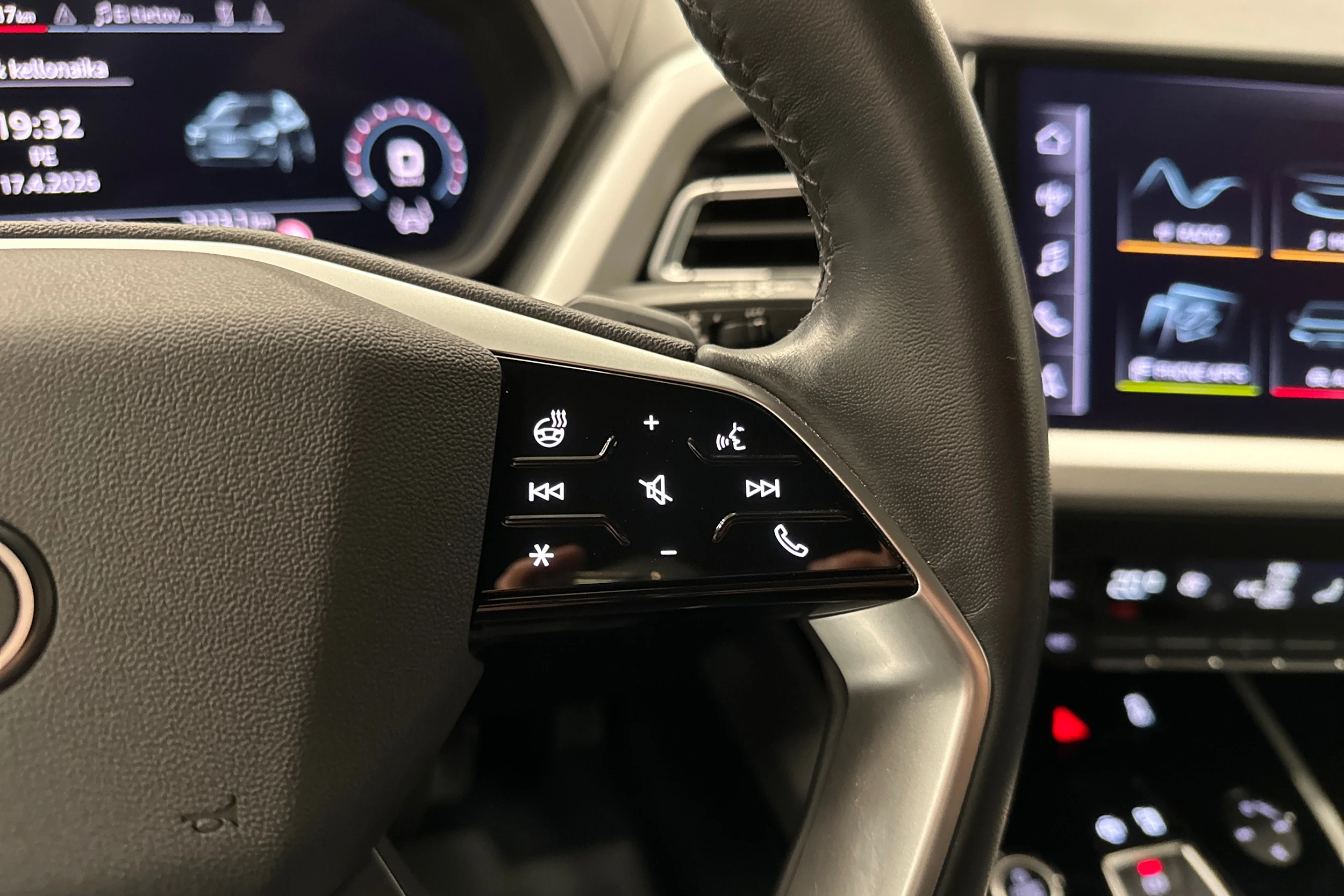 harmaa Audi Q4 e-tron 2023 kuva 17.