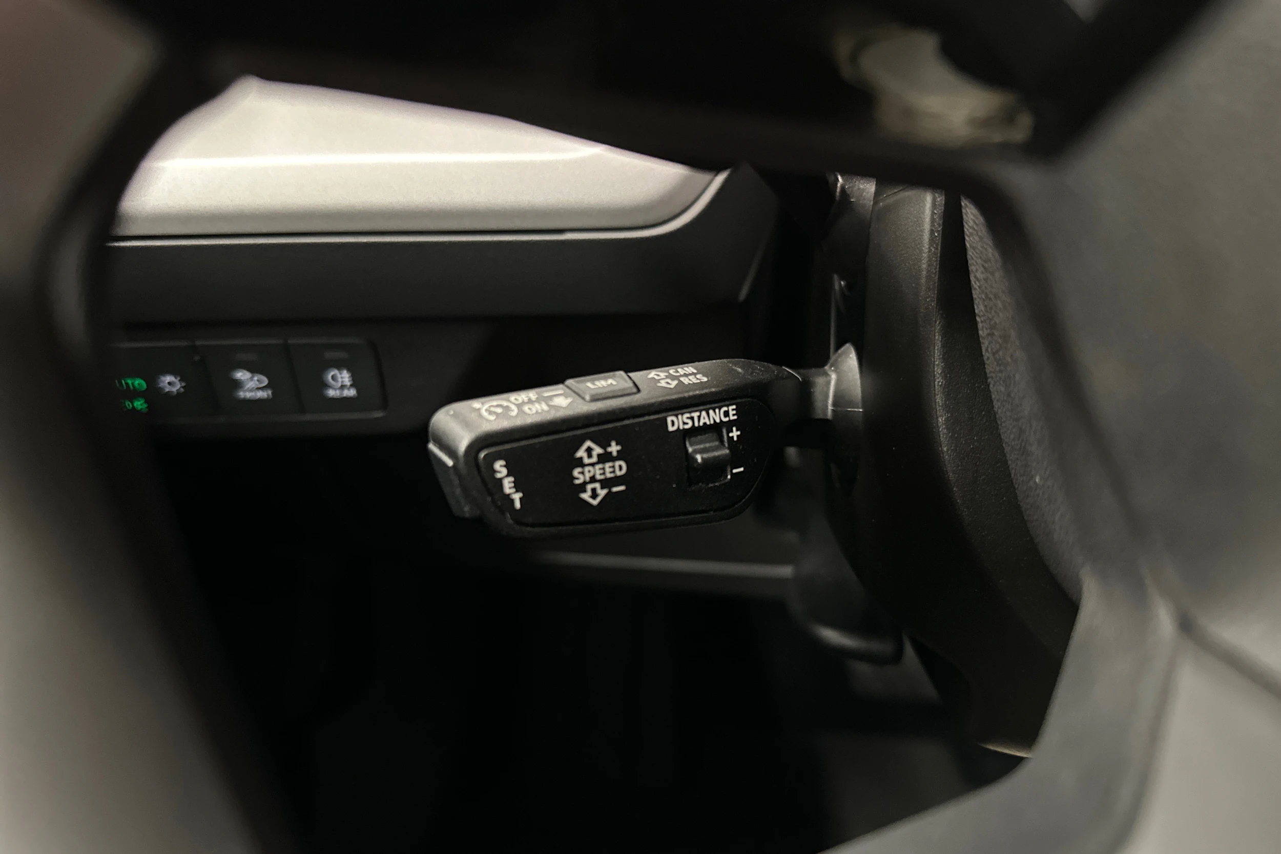 harmaa Audi Q4 e-tron 2023 kuva 18.