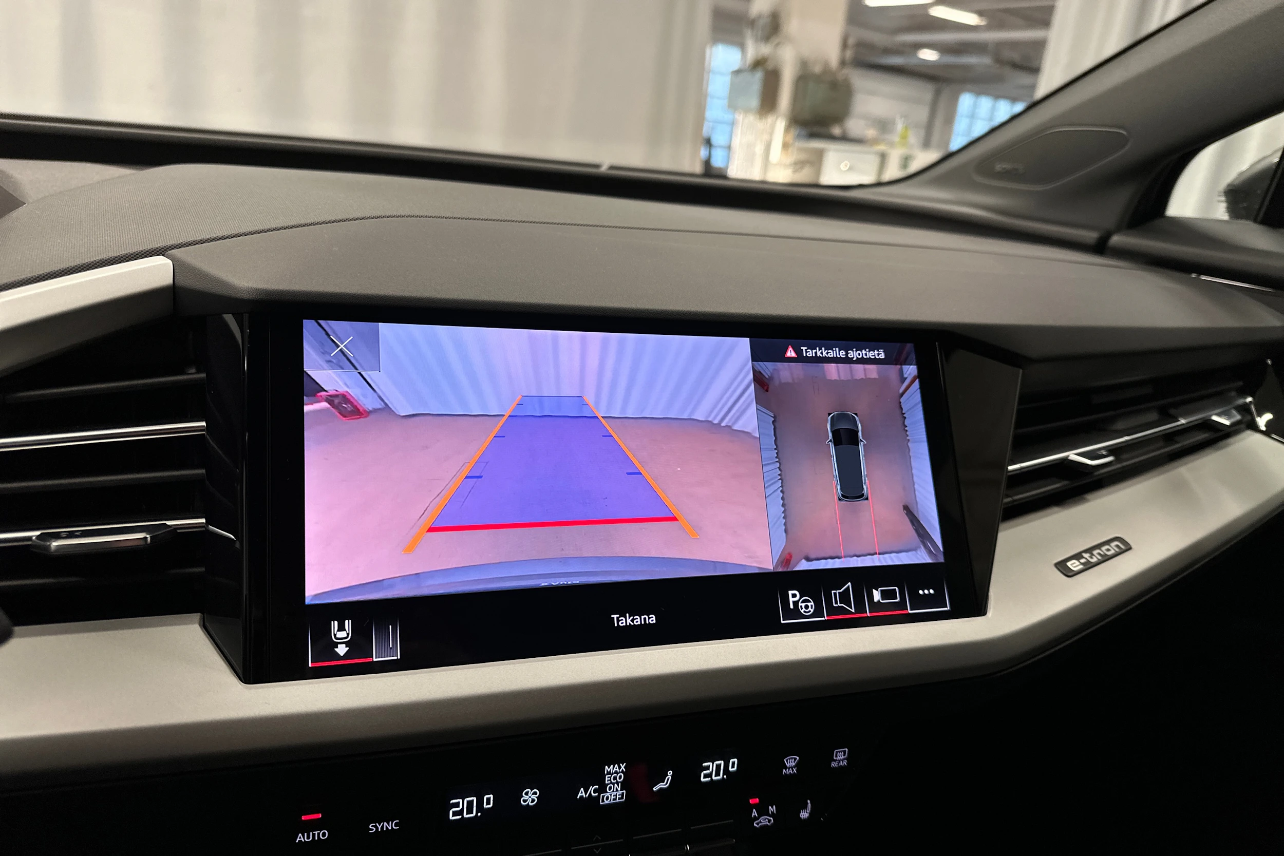 harmaa Audi Q4 e-tron 2023 kuva 20.