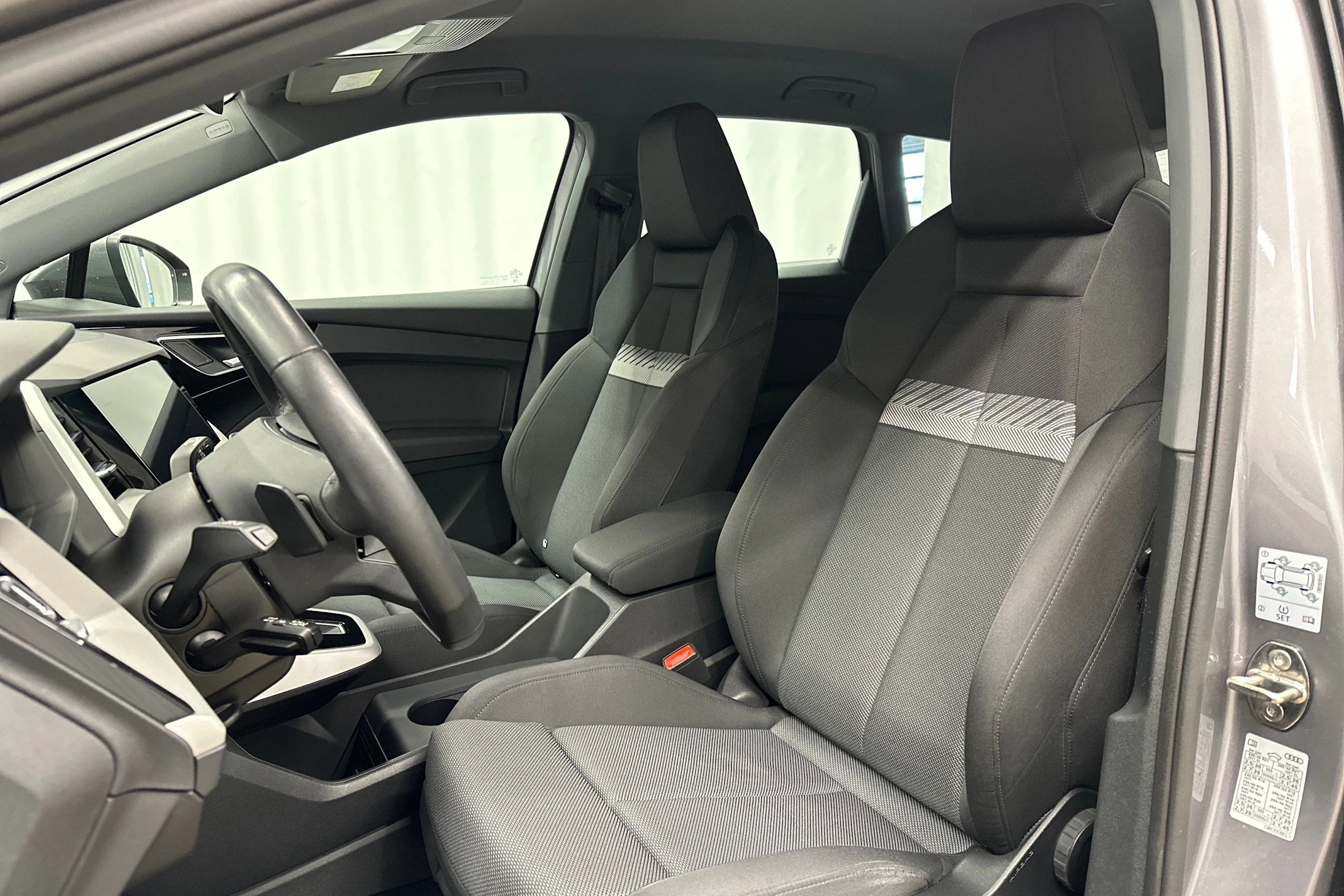 harmaa Audi Q4 e-tron 2023 kuva 28.