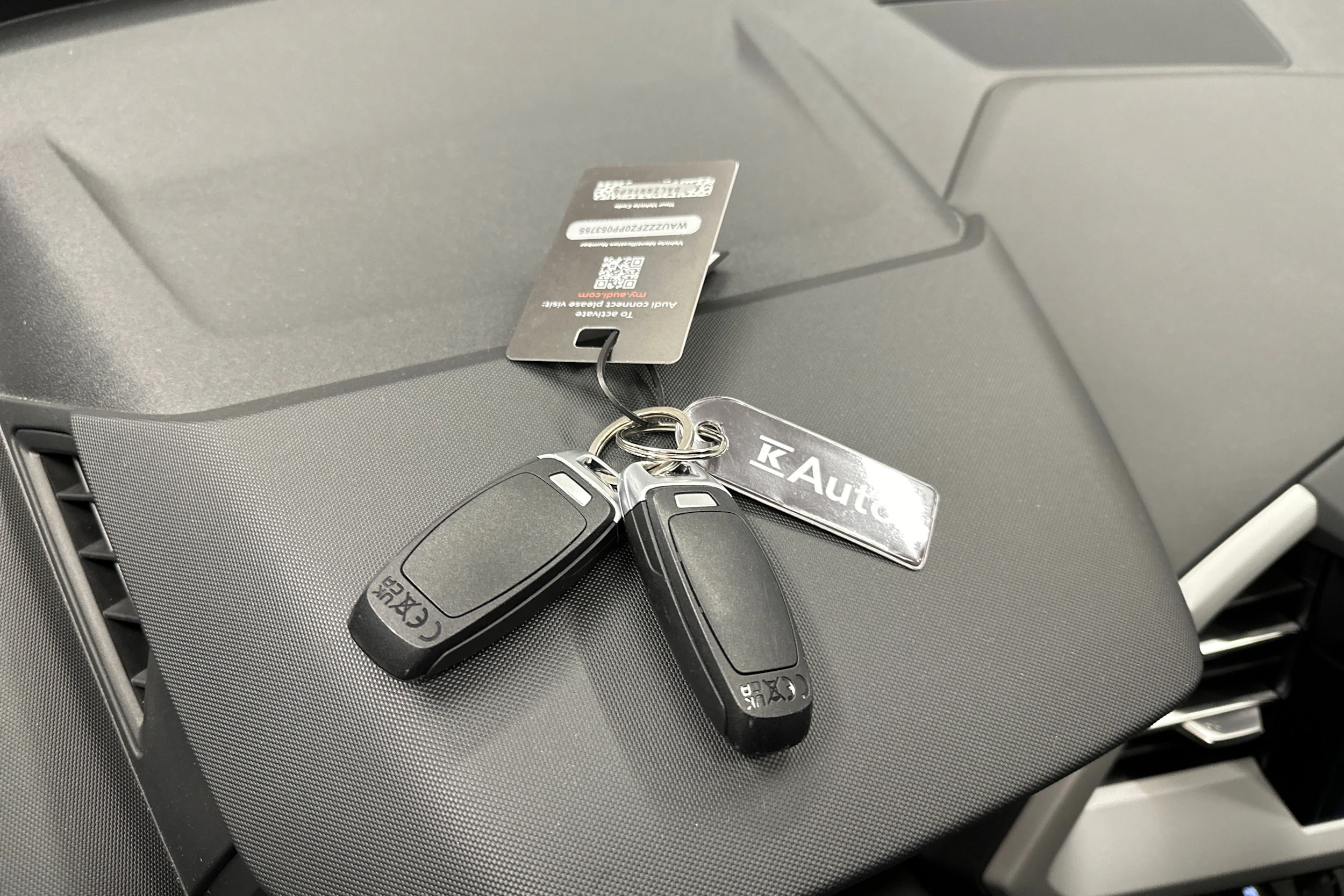 harmaa Audi Q4 e-tron 2023 kuva 32.