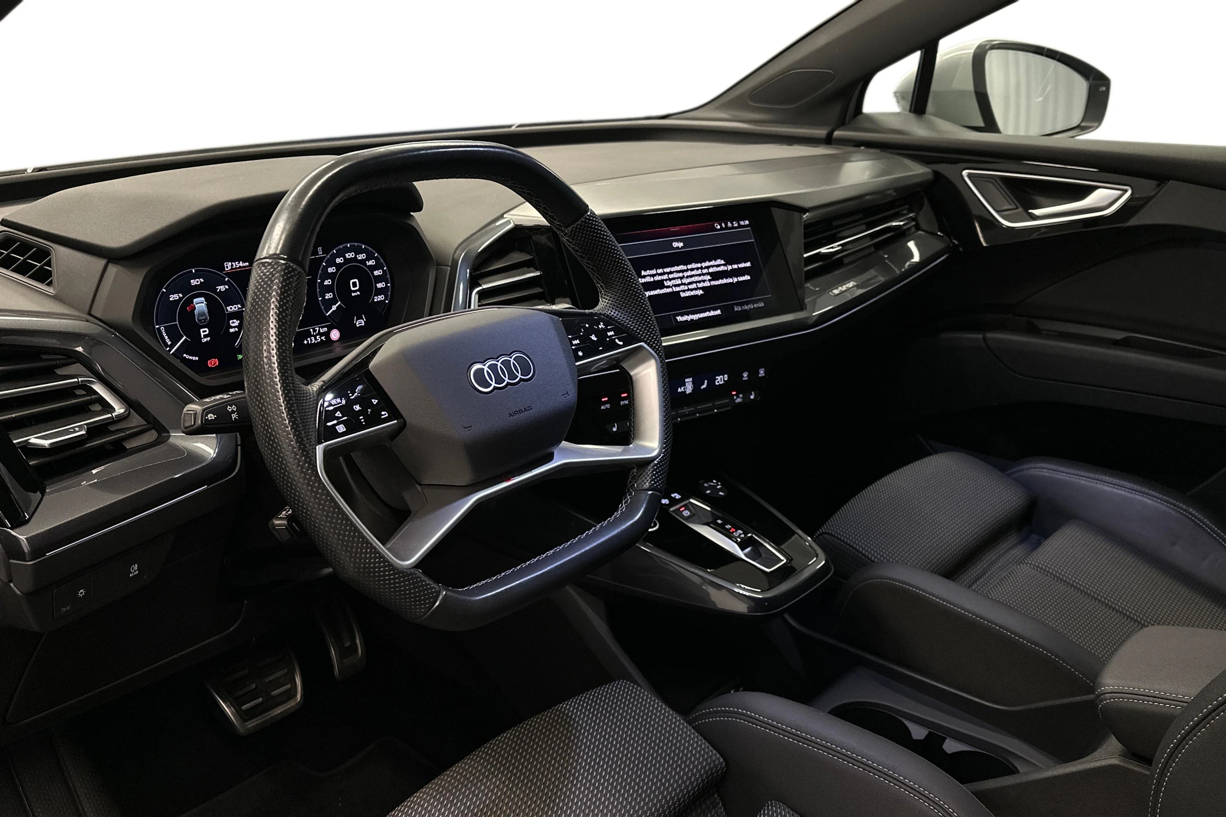 valkoinen Audi Q4 e-tron 2023 kuva 8.