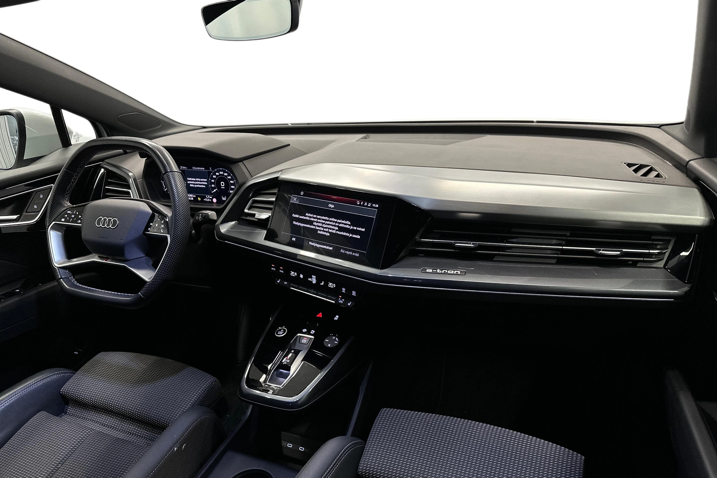 valkoinen Audi Q4 e-tron 2023 kuva 9.