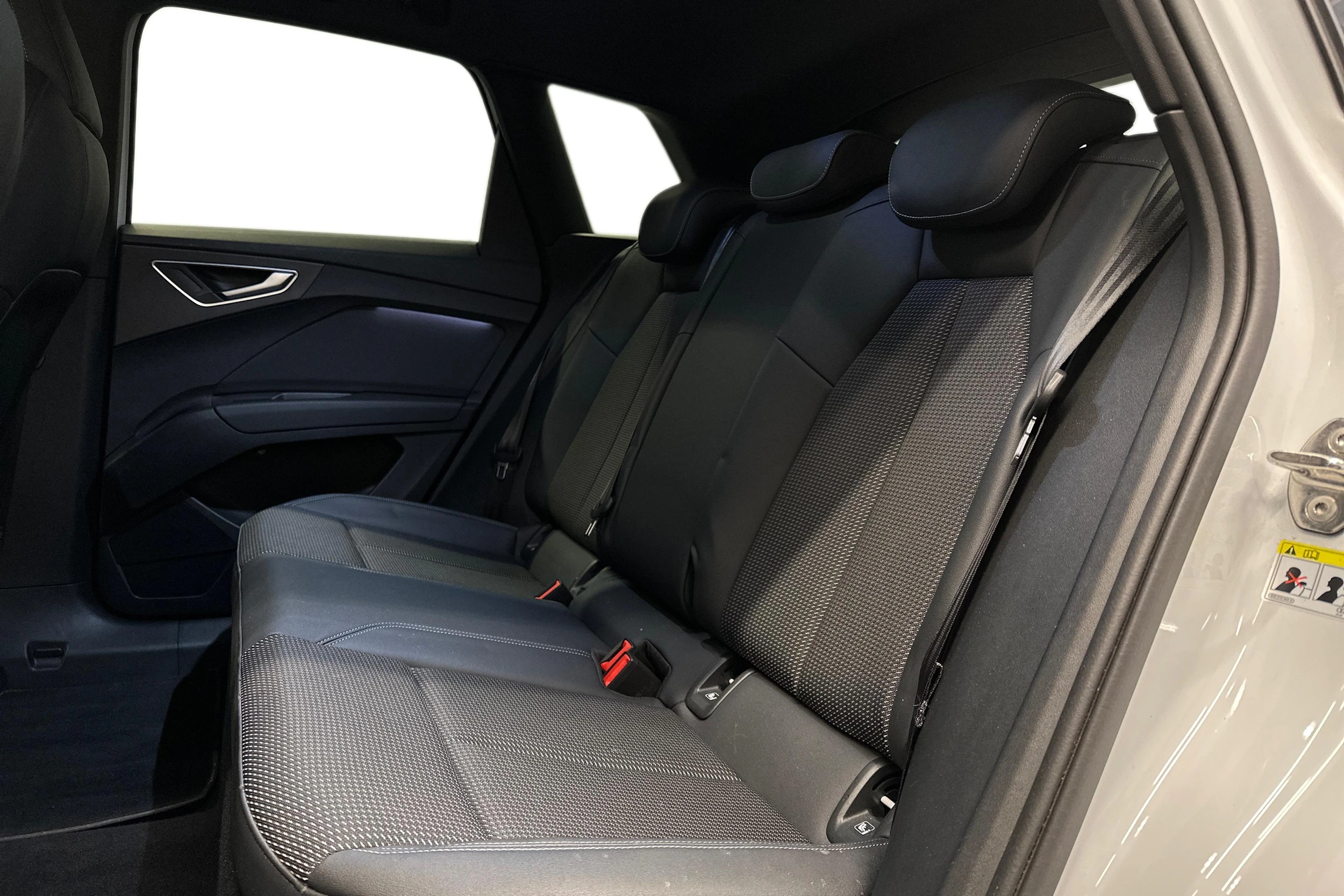 valkoinen Audi Q4 e-tron 2023 kuva 11.