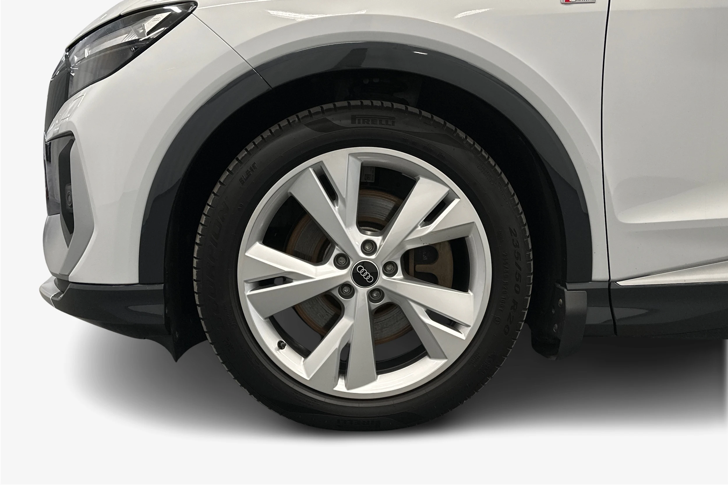 valkoinen Audi Q4 e-tron 2023 kuva 12.