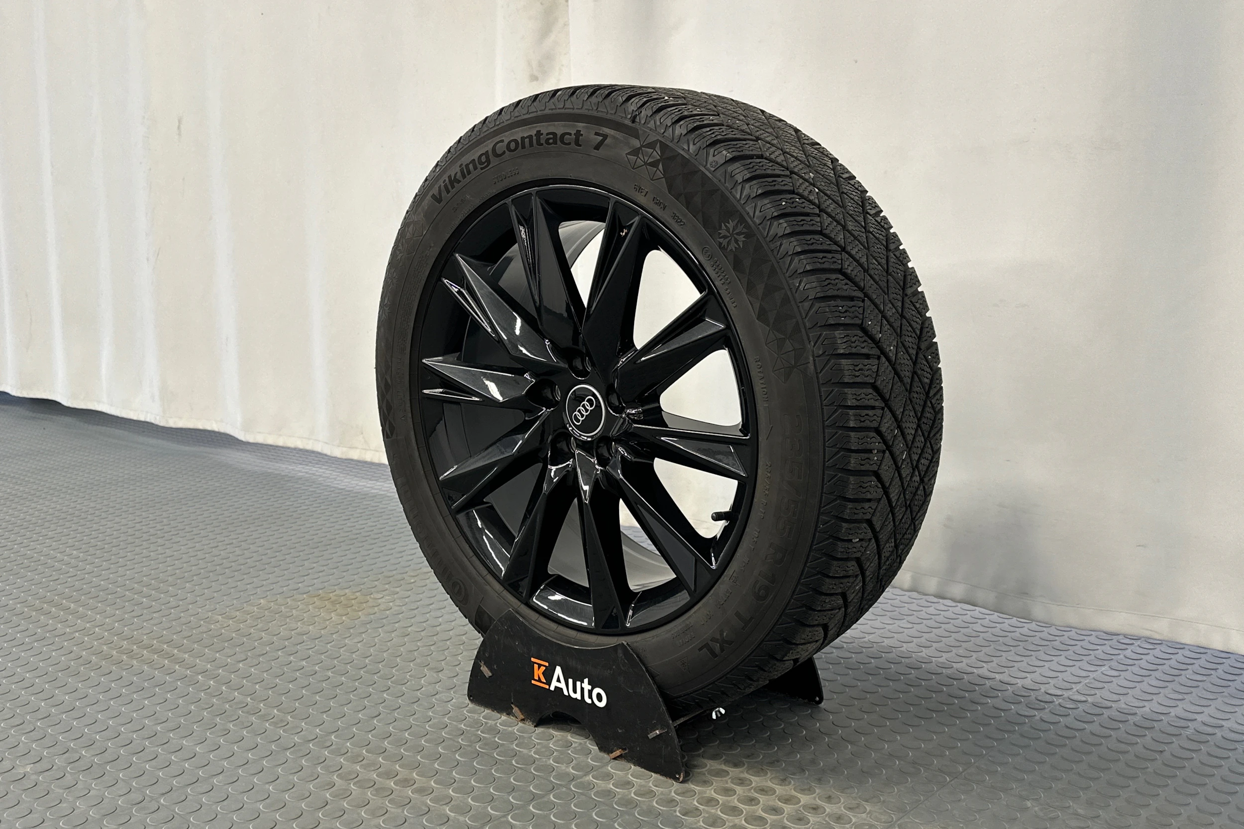 valkoinen Audi Q4 e-tron 2023 kuva 13.