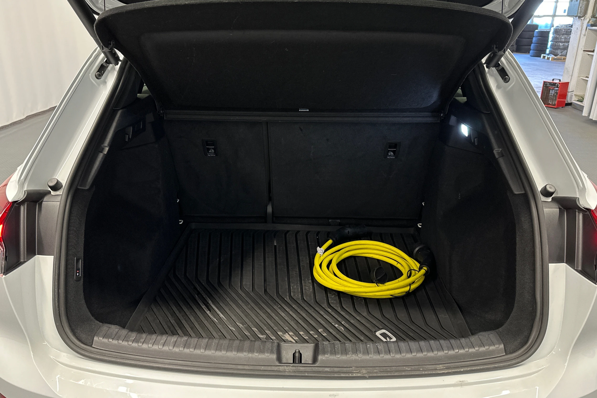 valkoinen Audi Q4 e-tron 2023 kuva 15.