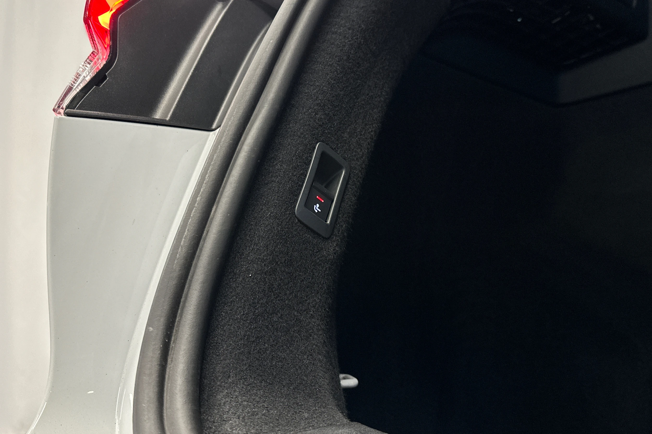 valkoinen Audi Q4 e-tron 2023 kuva 16.