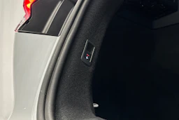 valkoinen Audi Q4 e-tron 2023 kuva 16.