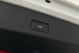 valkoinen Audi Q4 e-tron 2023 kuva 17.