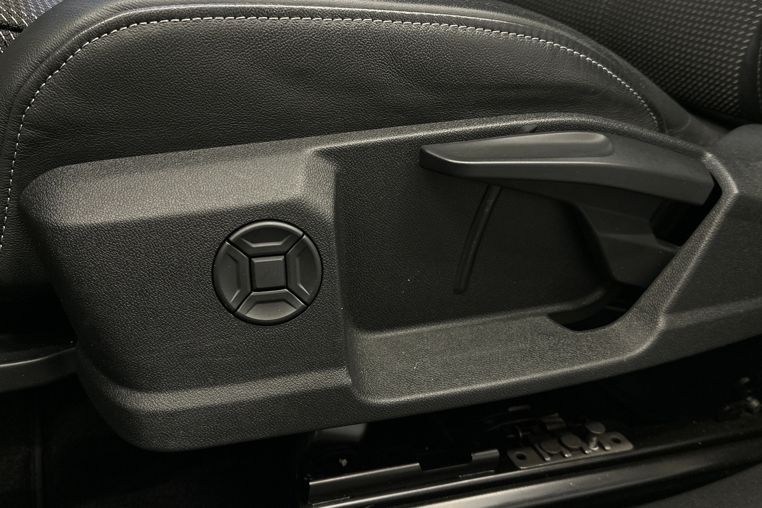 valkoinen Audi Q4 e-tron 2023 kuva 19.