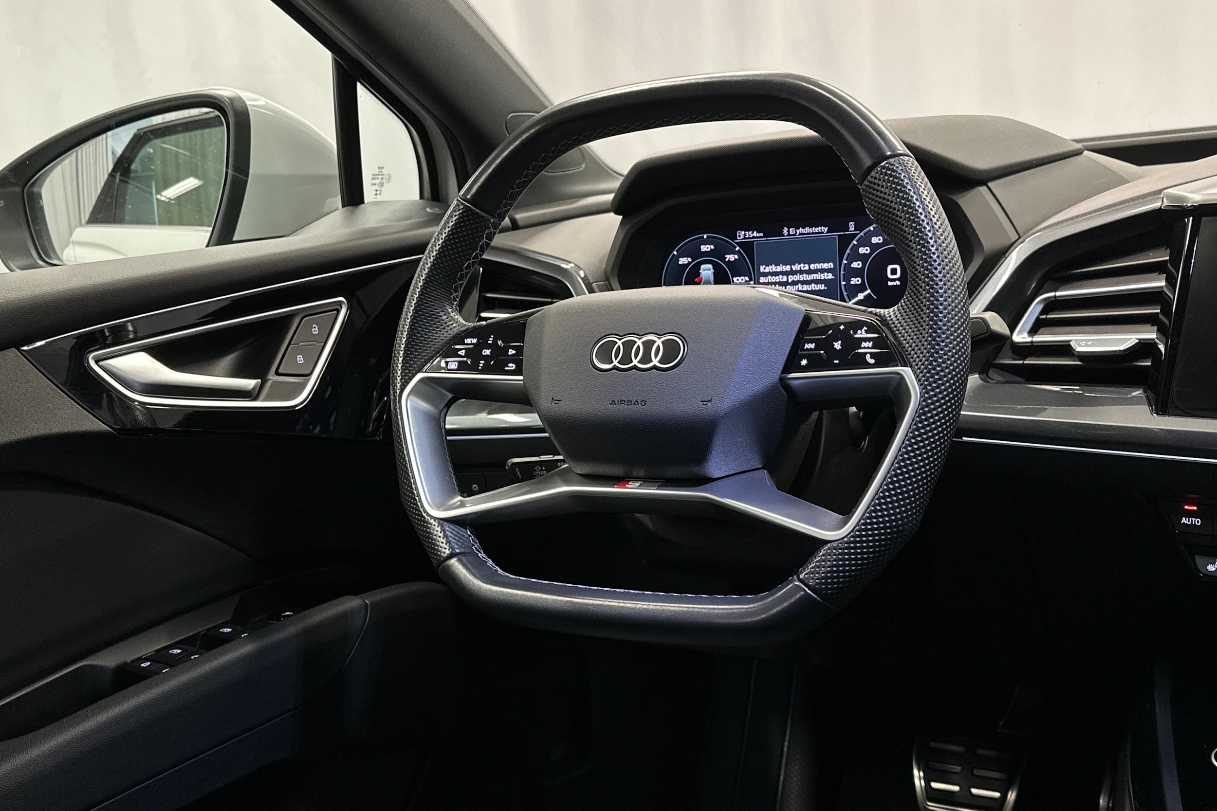 valkoinen Audi Q4 e-tron 2023 kuva 20.