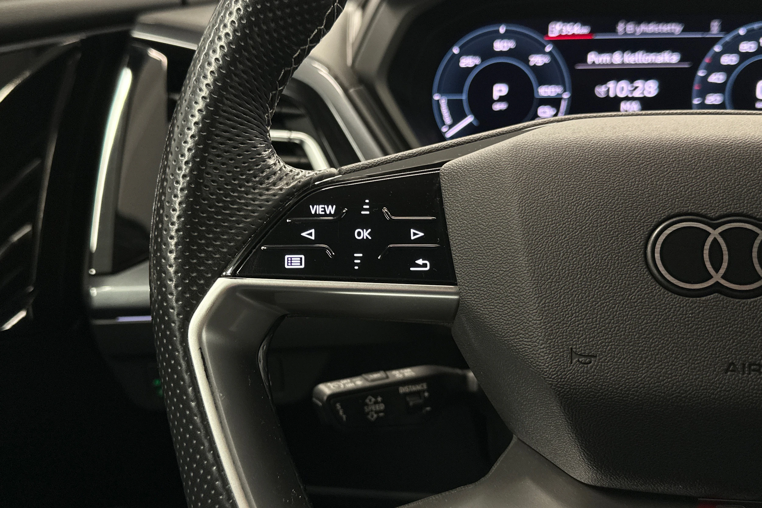 valkoinen Audi Q4 e-tron 2023 kuva 21.