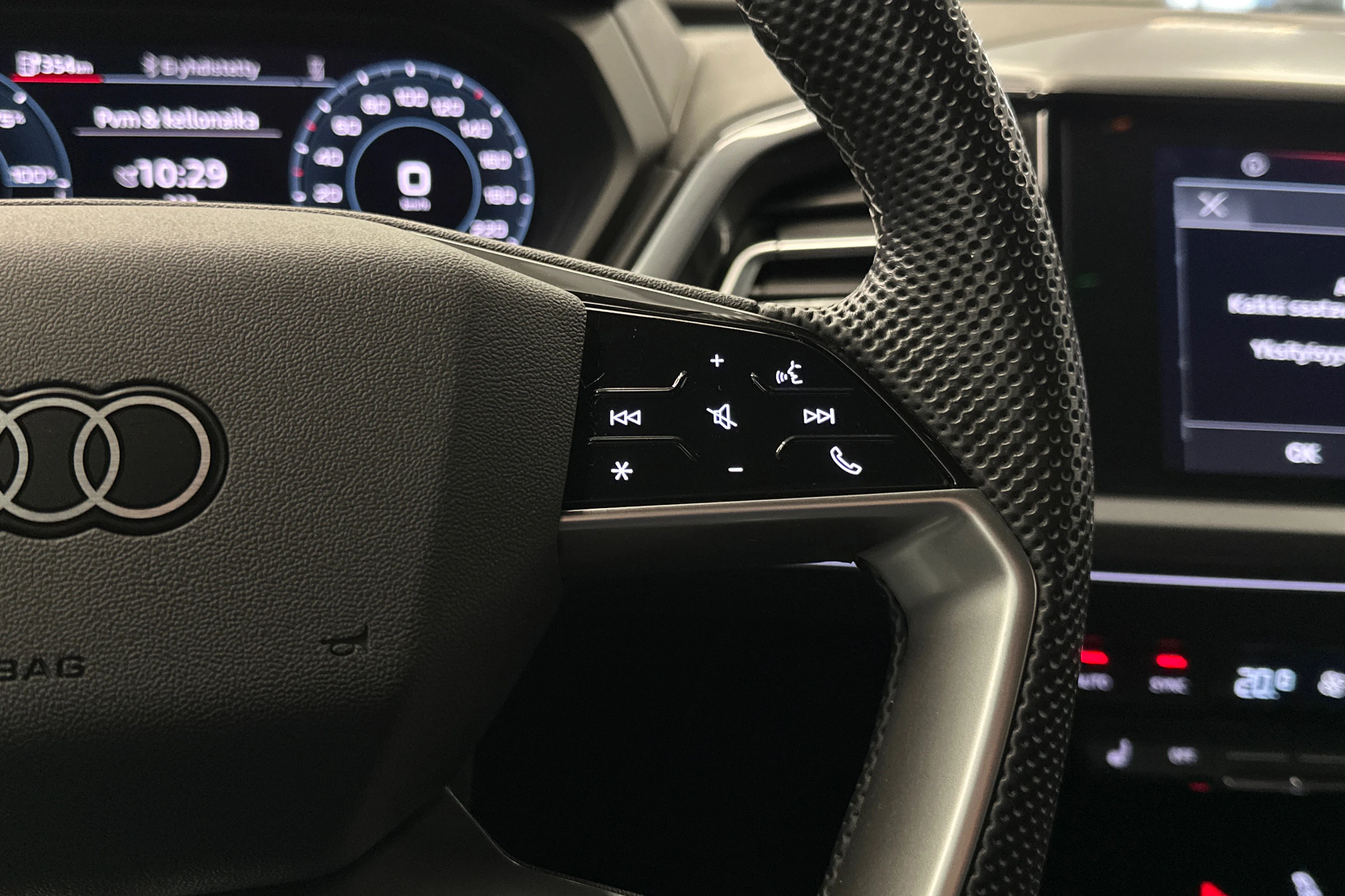 valkoinen Audi Q4 e-tron 2023 kuva 22.