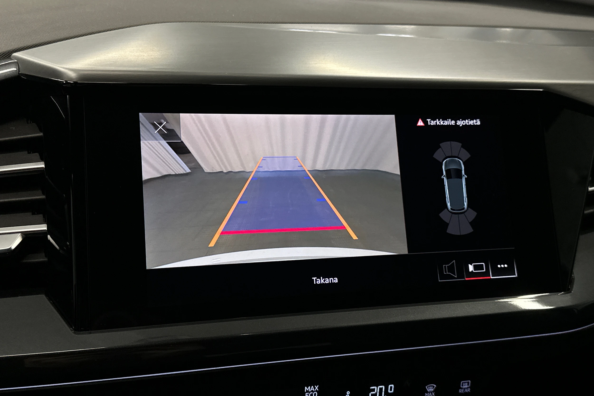 valkoinen Audi Q4 e-tron 2023 kuva 30.