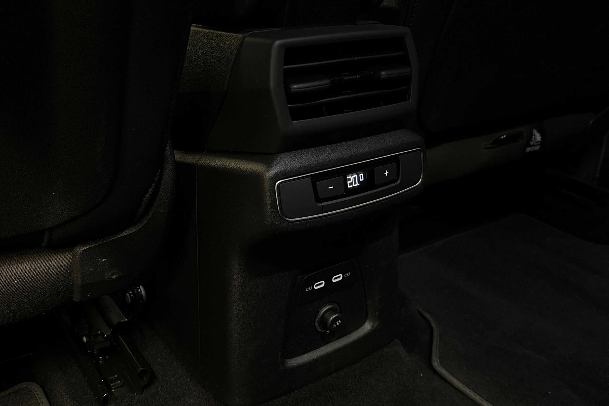 valkoinen Audi Q4 e-tron 2023 kuva 32.