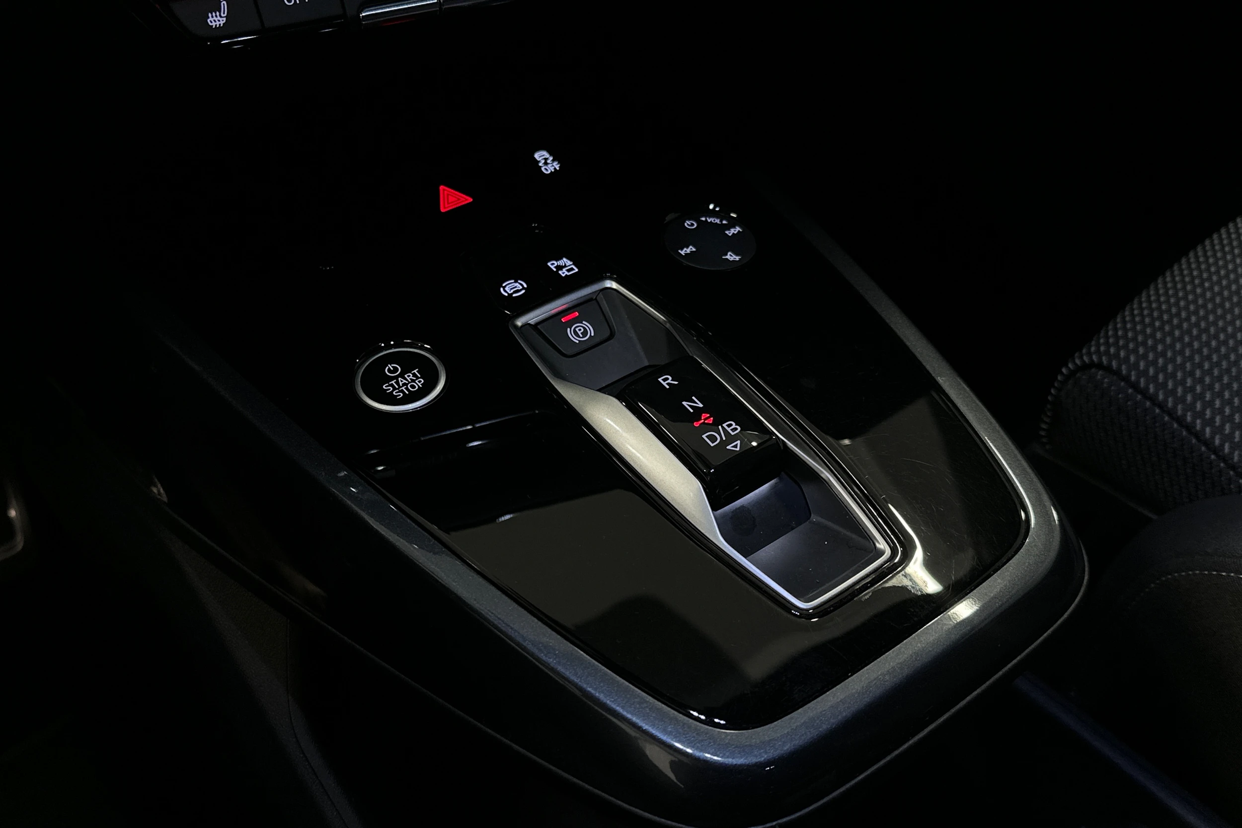 valkoinen Audi Q4 e-tron 2023 kuva 33.