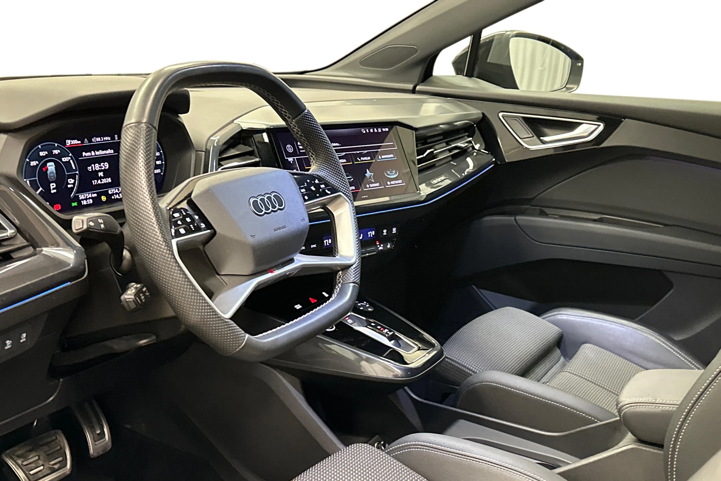 musta Audi Q4 e-tron 2023 kuva 8.