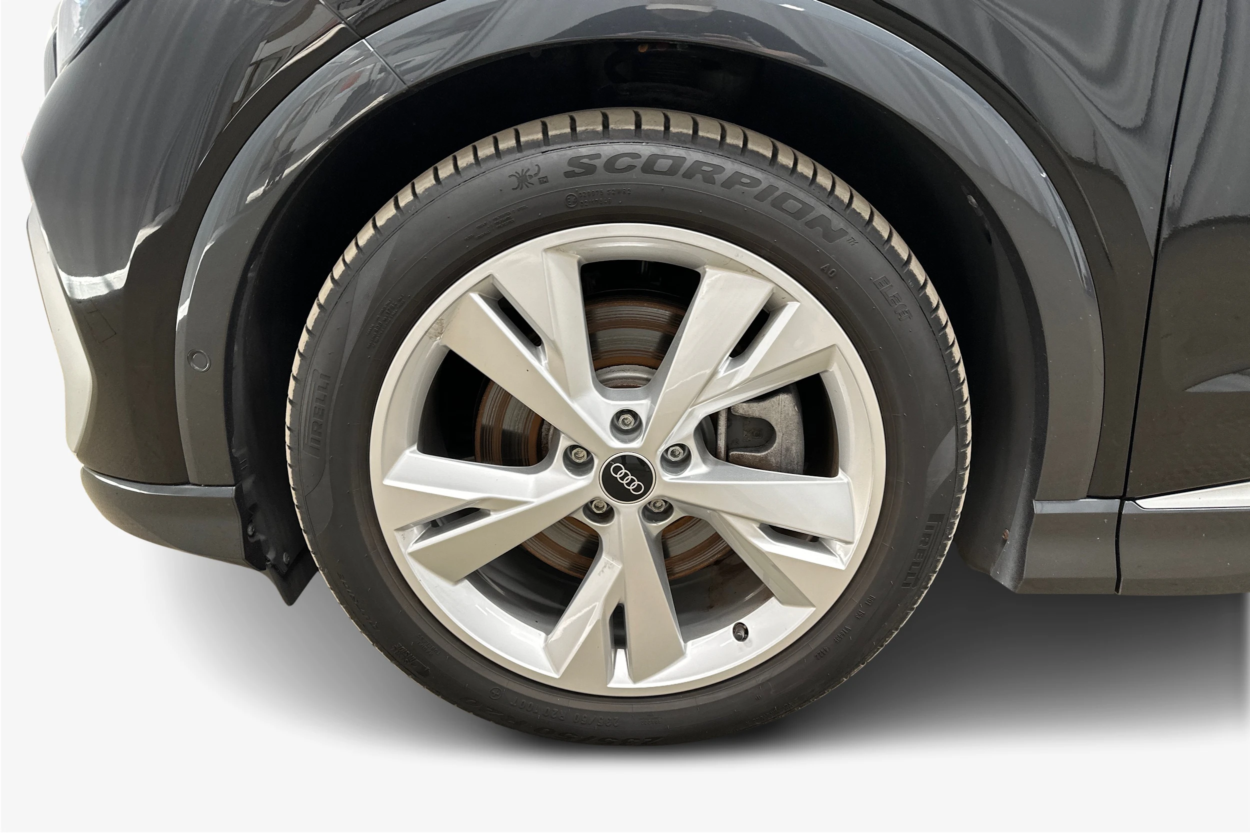 musta Audi Q4 e-tron 2023 kuva 12.